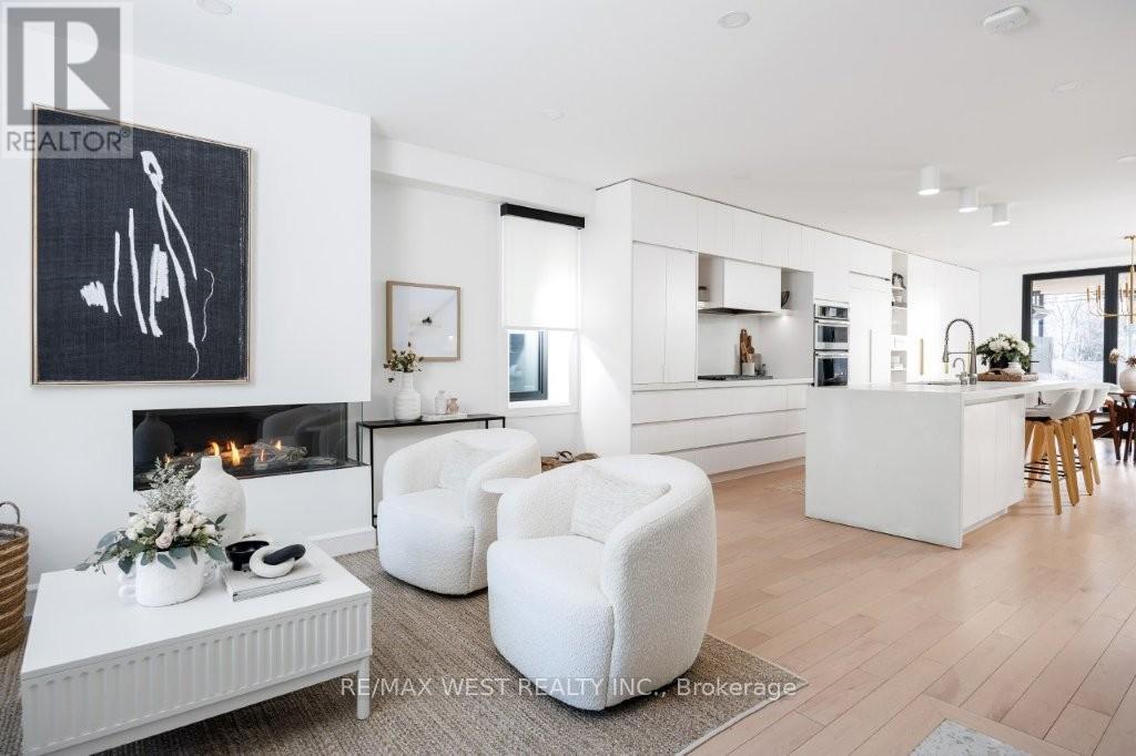 424 Clendenan Avenue, Toronto, Ontario  M6P 2X6 - Photo 6 - W12605326