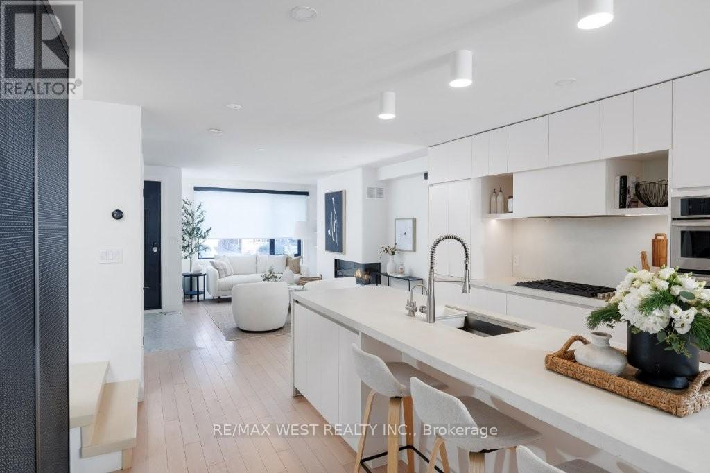 424 Clendenan Avenue, Toronto, Ontario  M6P 2X6 - Photo 7 - W12605326