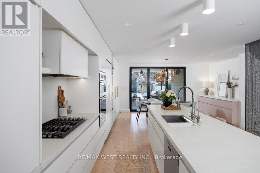 424 Clendenan Avenue, Toronto, Ontario  M6P 2X6 - Photo 9 - W12605326