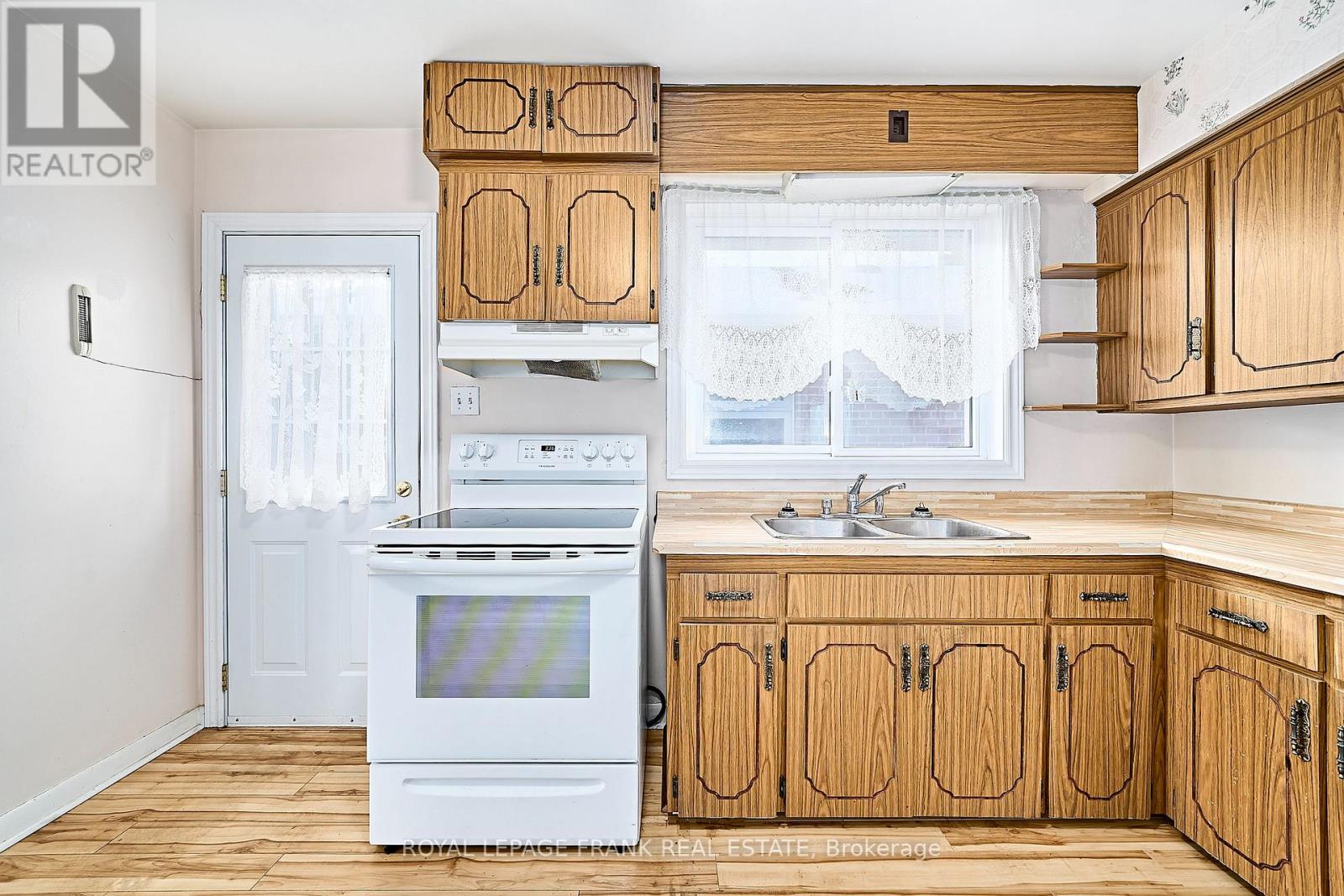 28 Winnipeg Road, Toronto, Ontario  M9P 2E4 - Photo 16 - W12605364