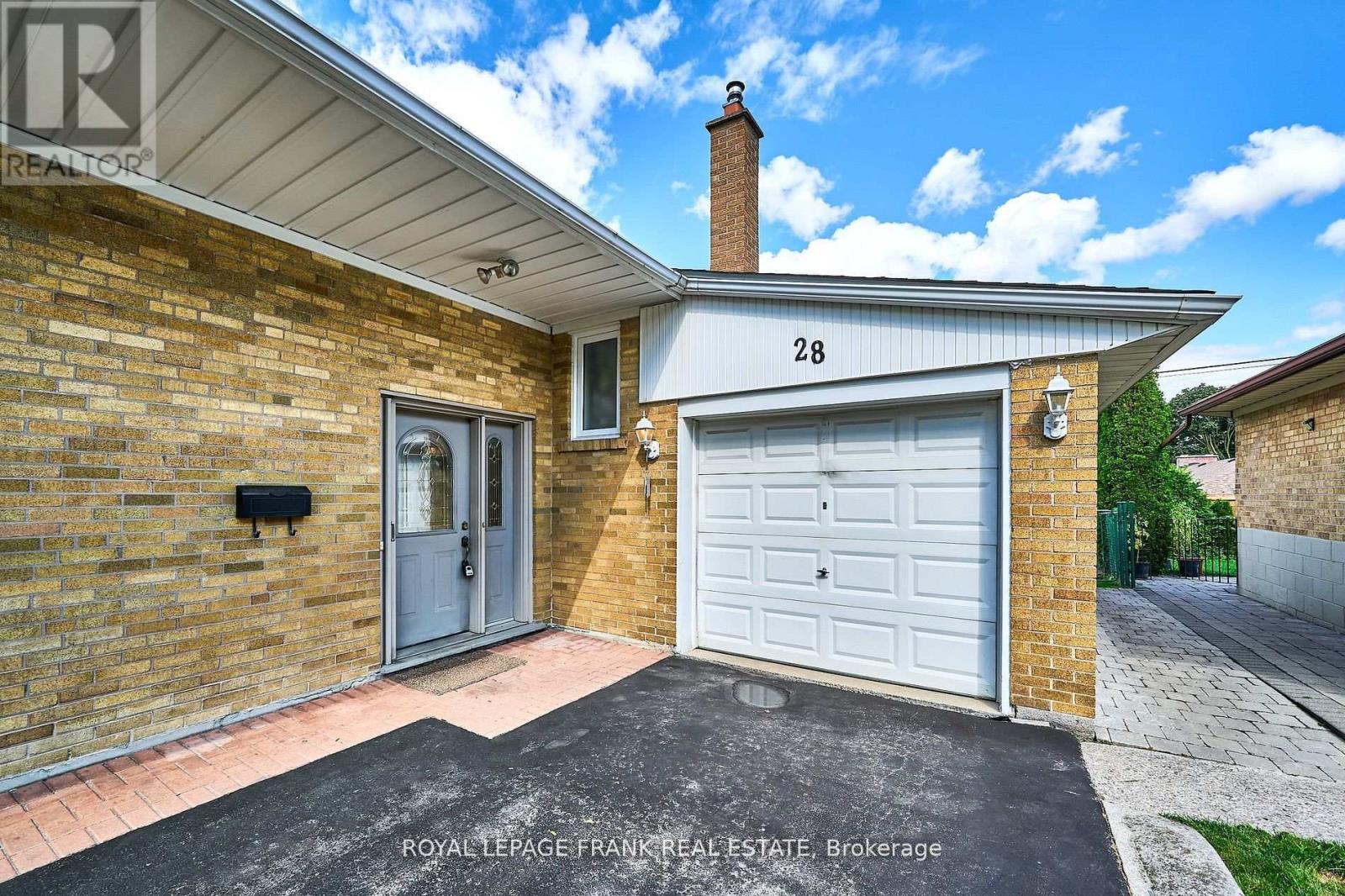 28 Winnipeg Road, Toronto, Ontario  M9P 2E4 - Photo 3 - W12605364