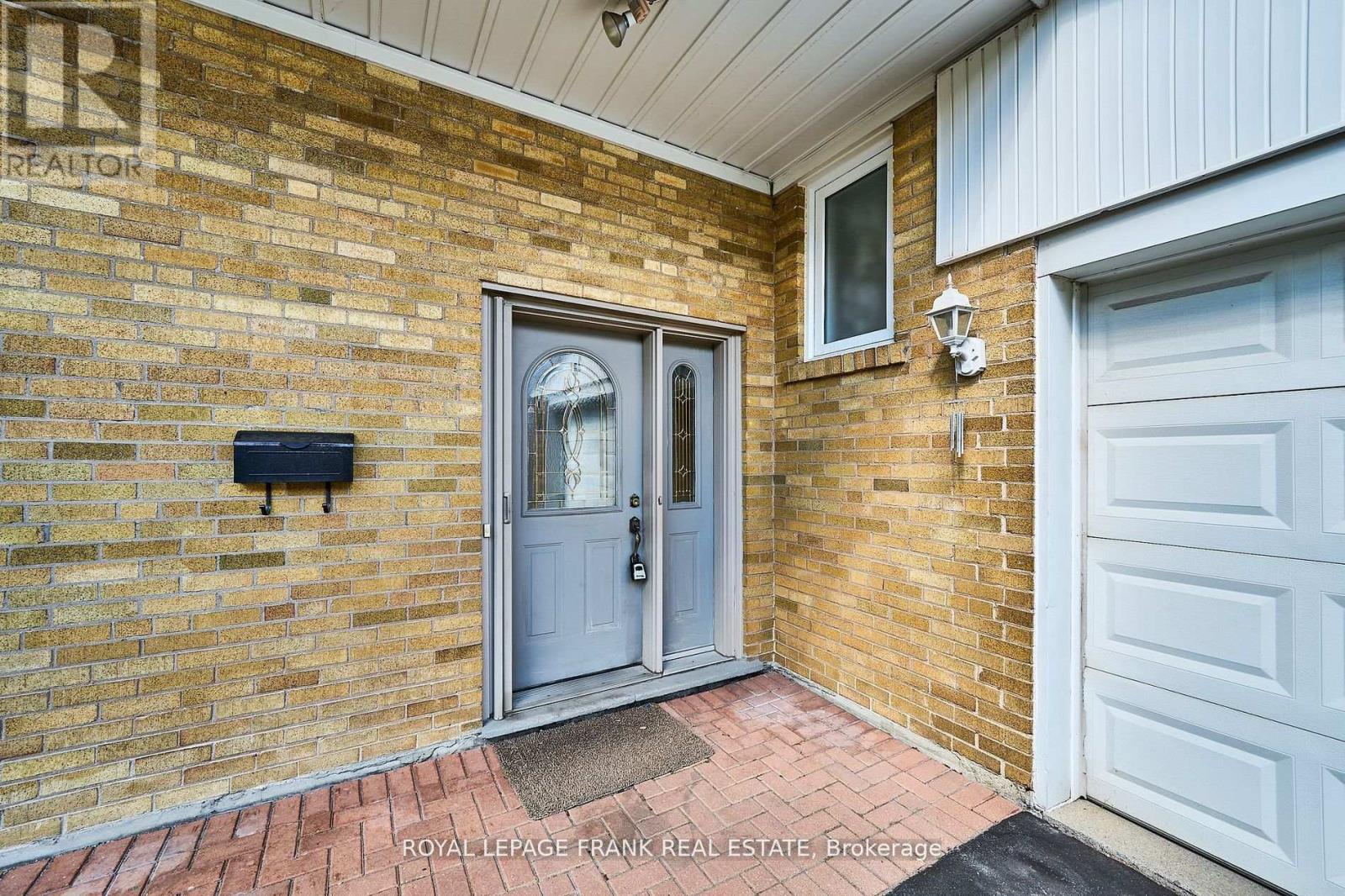 28 Winnipeg Road, Toronto, Ontario  M9P 2E4 - Photo 4 - W12605364