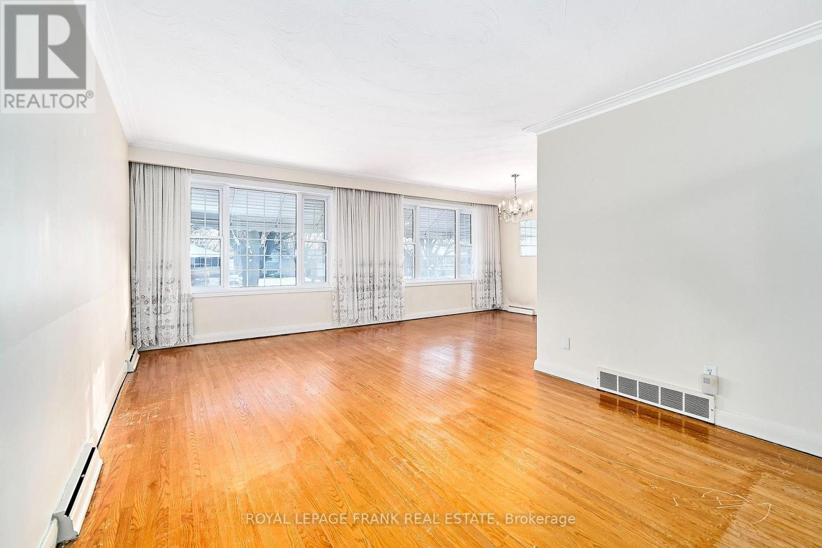 28 Winnipeg Road, Toronto, Ontario  M9P 2E4 - Photo 8 - W12605364