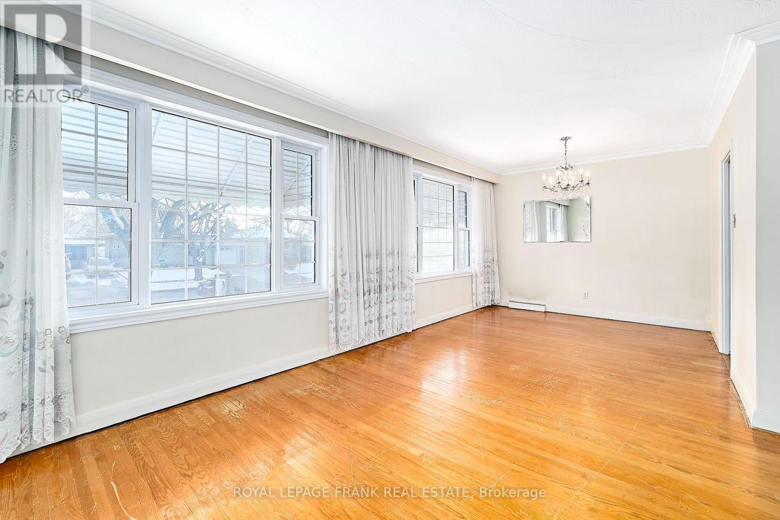 28 Winnipeg Road, Toronto, Ontario  M9P 2E4 - Photo 9 - W12605364