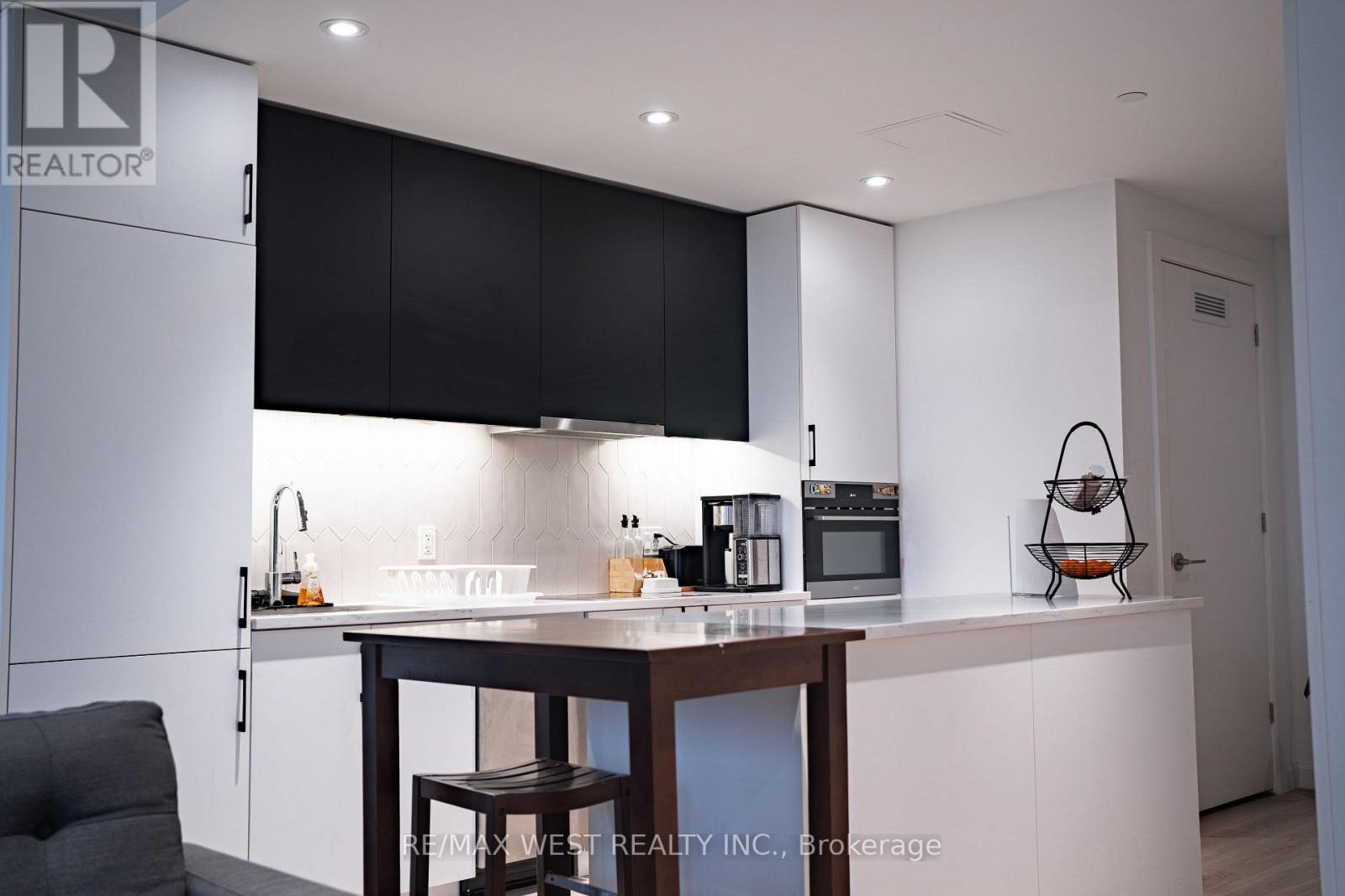 812 - 741 King St W, Kitchener, Ontario  N2G 0E9 - Photo 5 - X12605296