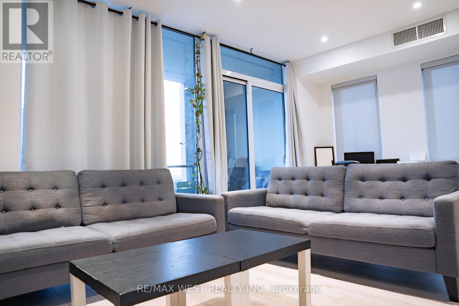 812 - 741 King St W, Kitchener, Ontario  N2G 0E9 - Photo 6 - X12605296