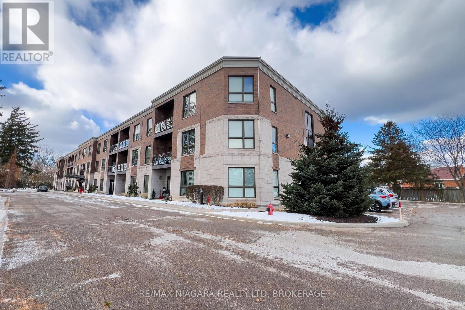 306 - 2799 St. Paul Avenue, Niagara Falls (Stamford), Ontario  L2J 2L3 - Photo 1 - X12605396