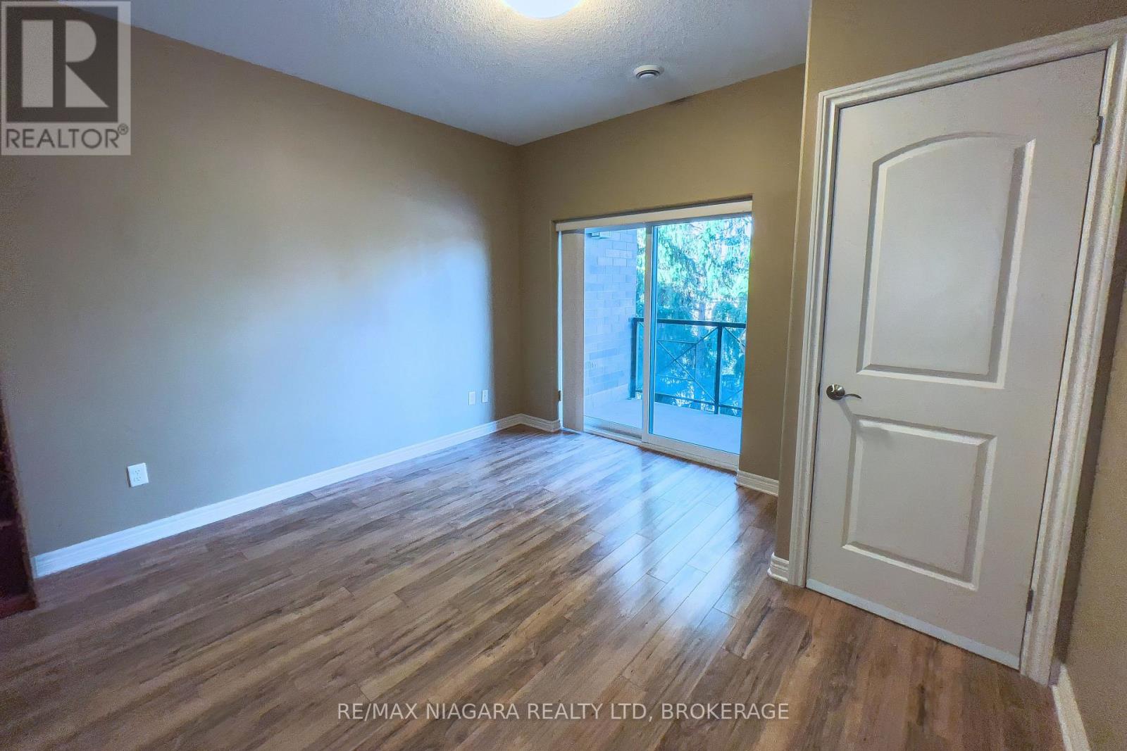 306 - 2799 St. Paul Avenue, Niagara Falls (Stamford), Ontario  L2J 2L3 - Photo 12 - X12605396