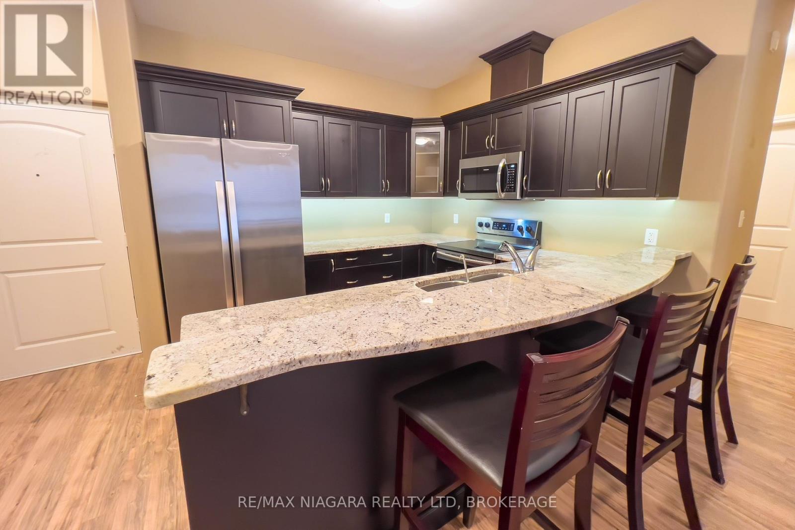 306 - 2799 St. Paul Avenue, Niagara Falls (Stamford), Ontario  L2J 2L3 - Photo 4 - X12605396