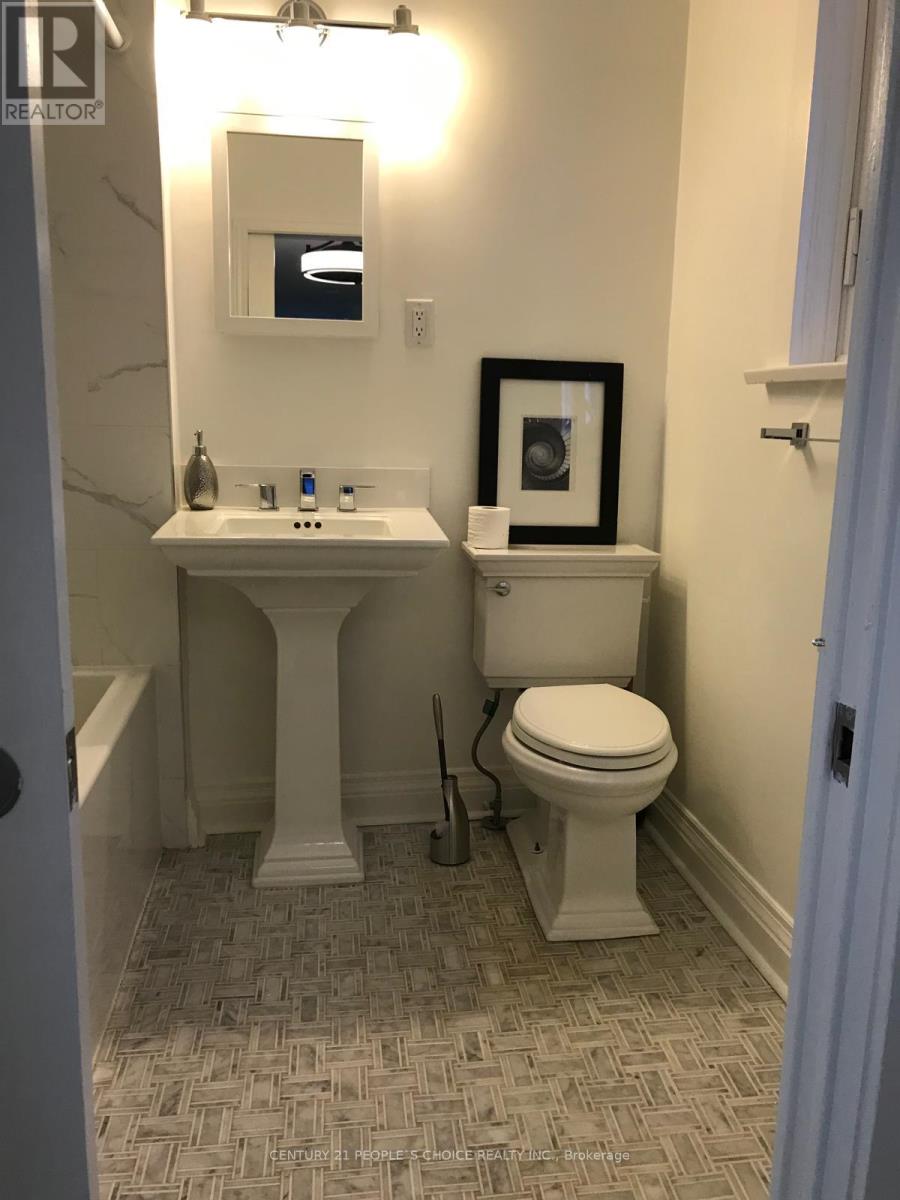 Upper - 212 Oakwood Avenue, Toronto, Ontario  M6E 2V4 - Photo 11 - C12605352