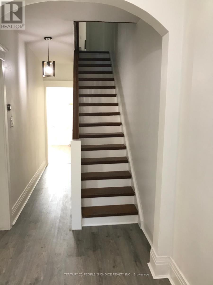 Upper - 212 Oakwood Avenue, Toronto, Ontario  M6E 2V4 - Photo 8 - C12605352