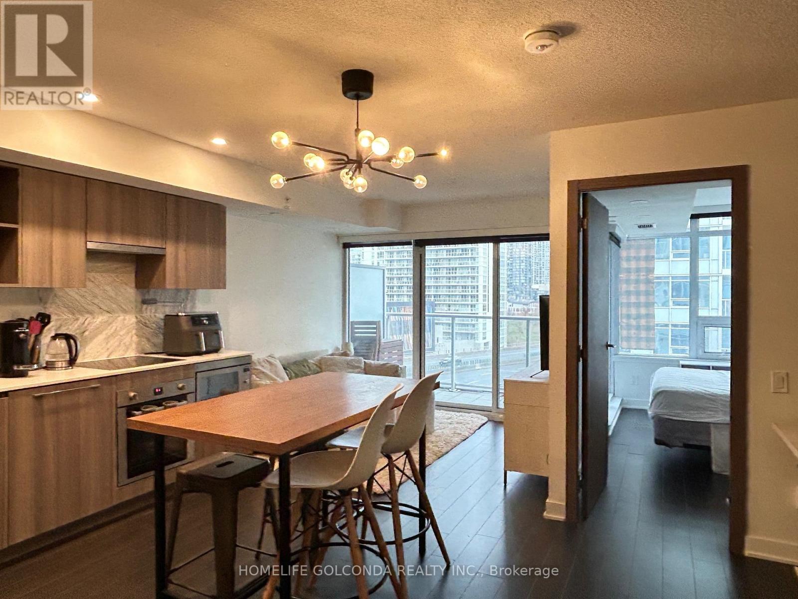 910 - 19 Bathurst Street, Toronto, Ontario  M5V 0N2 - Photo 2 - C12605432