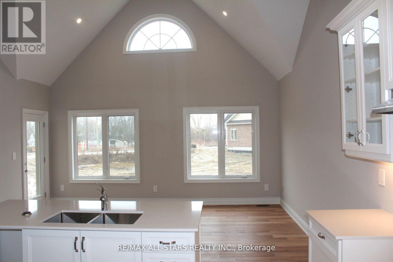 18 Schortinghuis Street, Georgina, Ontario  L0E 1R0 - Photo 5 - N12605386