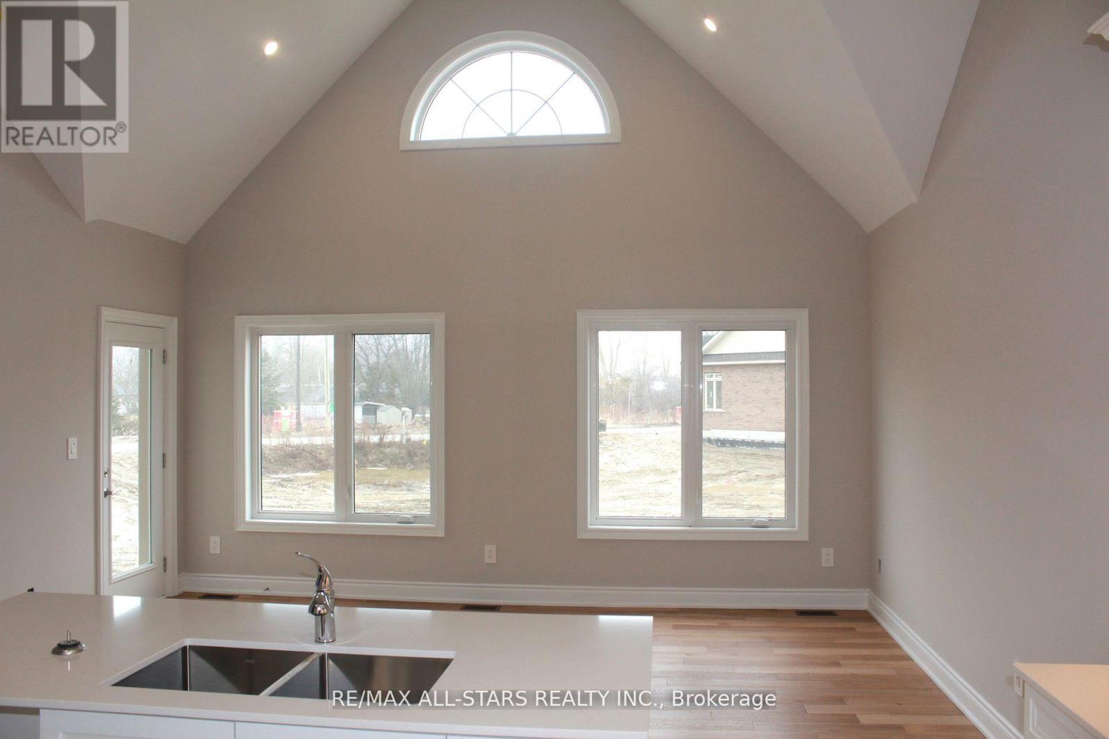 18 Schortinghuis Street, Georgina, Ontario  L0E 1R0 - Photo 6 - N12605386