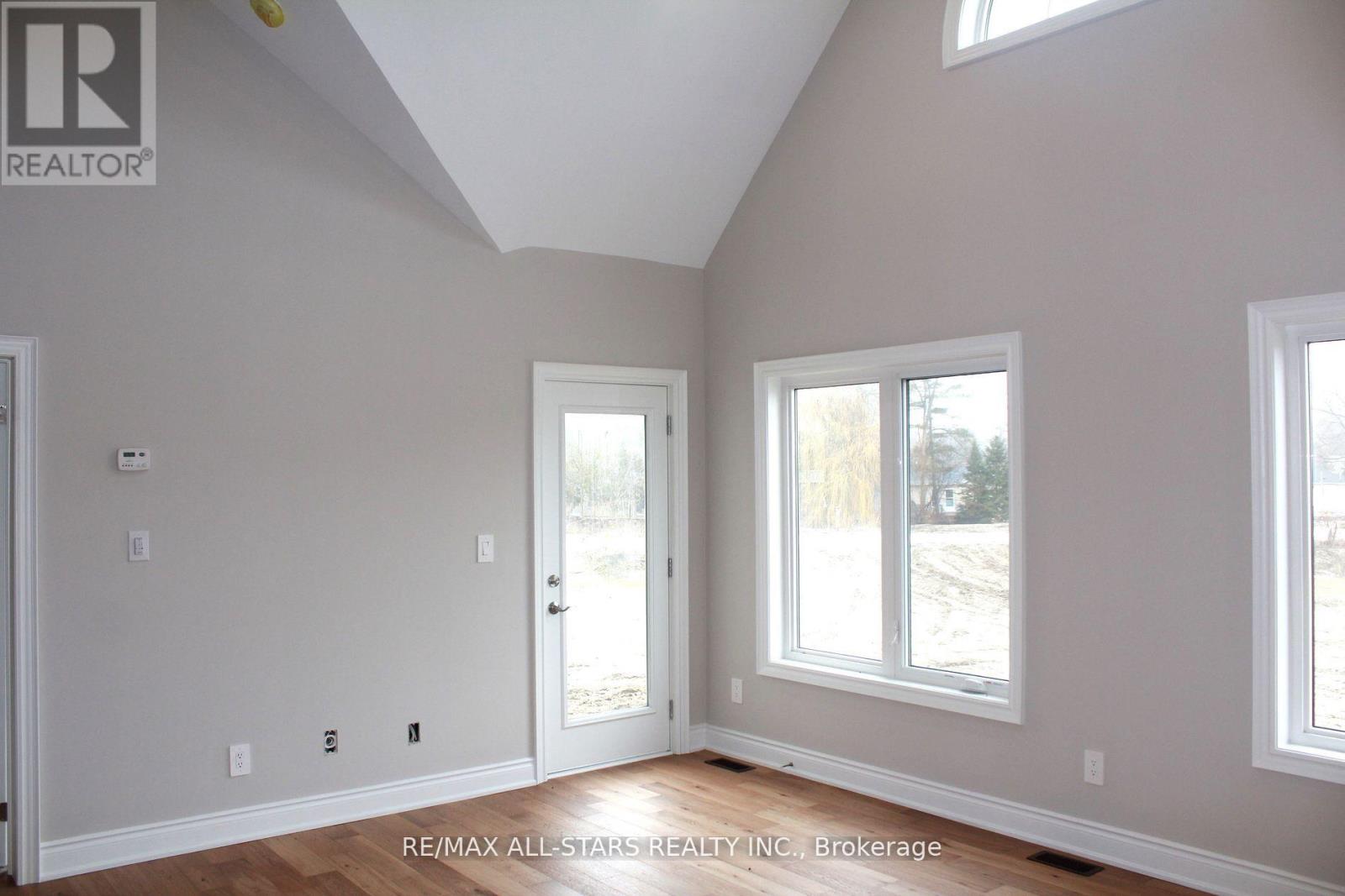 18 Schortinghuis Street, Georgina, Ontario  L0E 1R0 - Photo 7 - N12605386