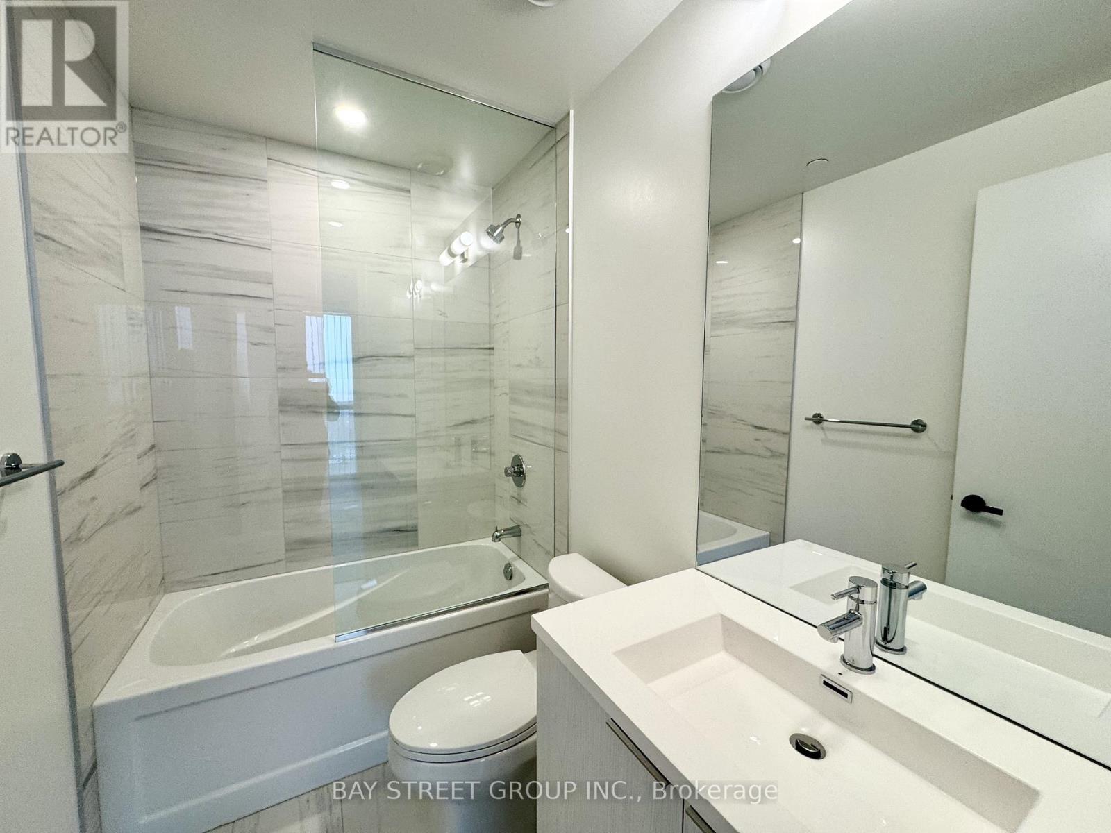 1007 - 8 Interchange Way, Vaughan, Ontario  L4K 0R2 - Photo 4 - N12605456