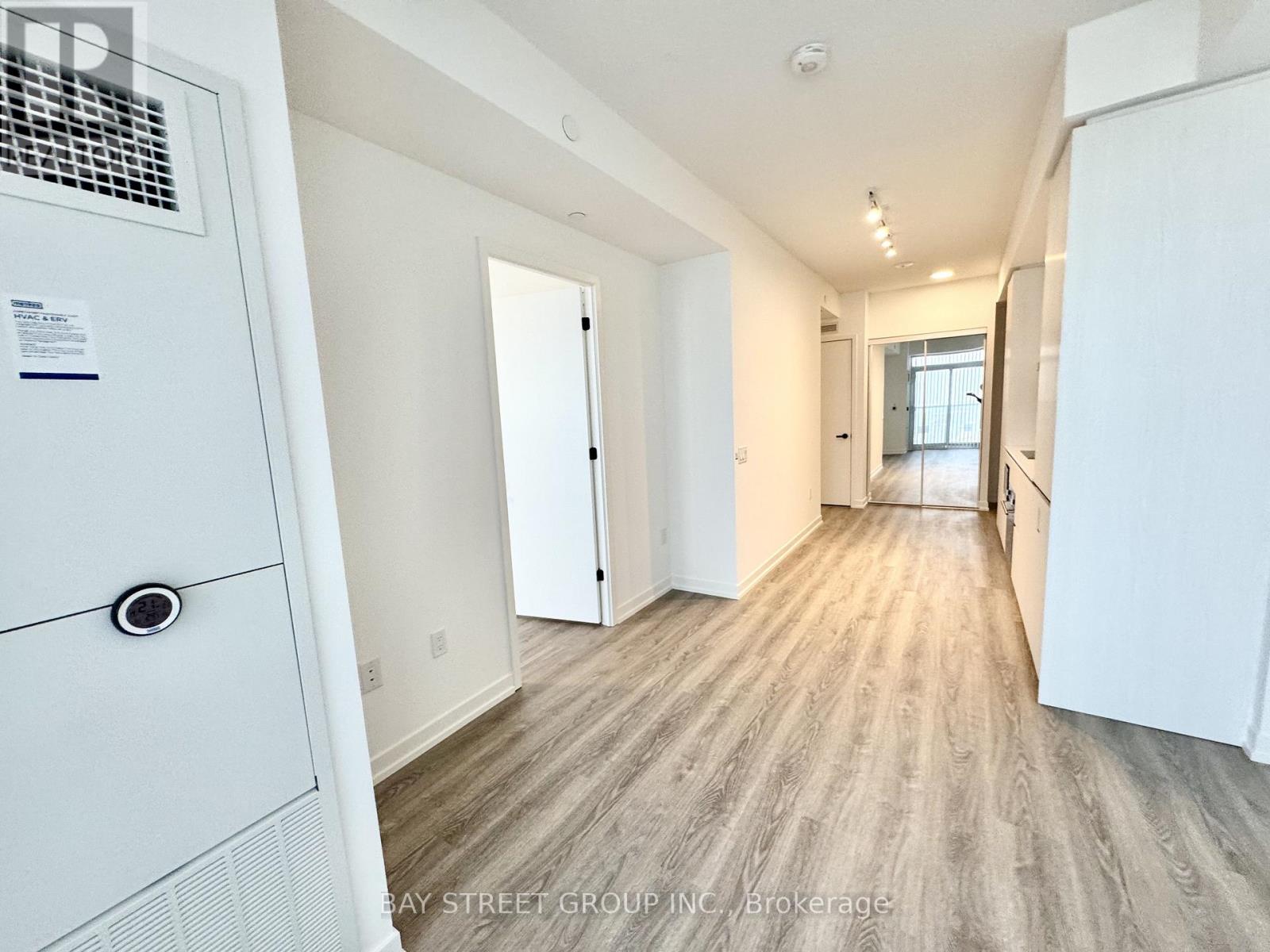 1007 - 8 Interchange Way, Vaughan, Ontario  L4K 0R2 - Photo 6 - N12605456