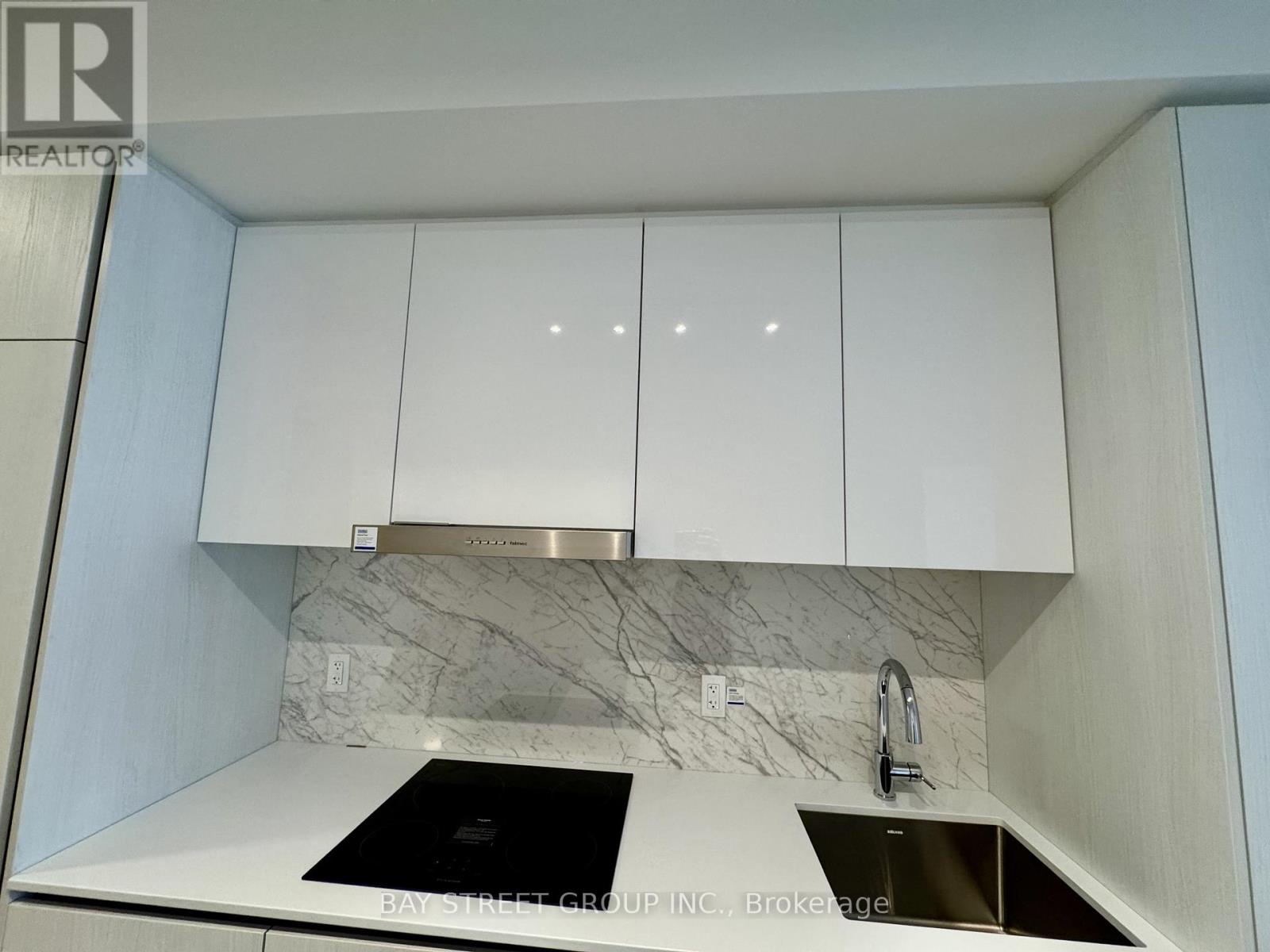 1007 - 8 Interchange Way, Vaughan, Ontario  L4K 0R2 - Photo 7 - N12605456