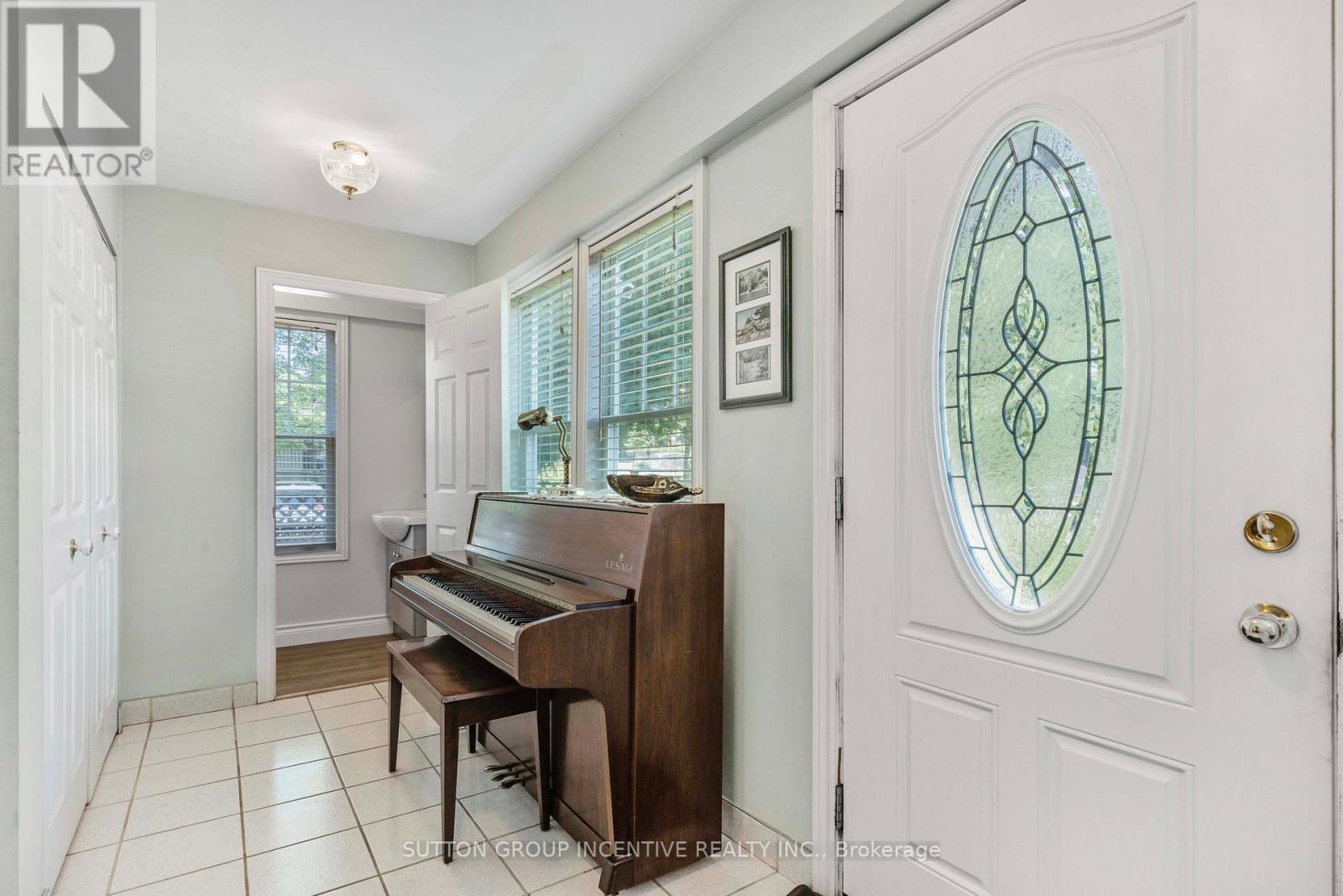 149 Blake Street, Barrie, Ontario  L4M 1K4 - Photo 2 - S12488328