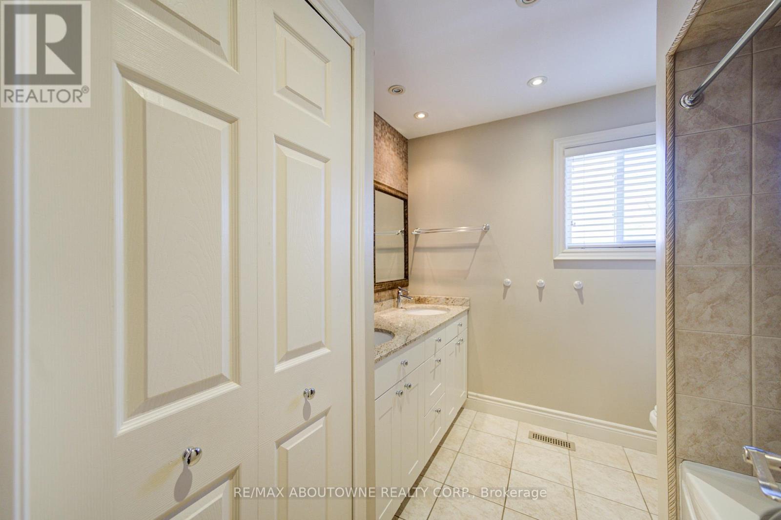 1251 Old Colony Road, Oakville, Ontario  L6M 1K8 - Photo 26 - W12605424