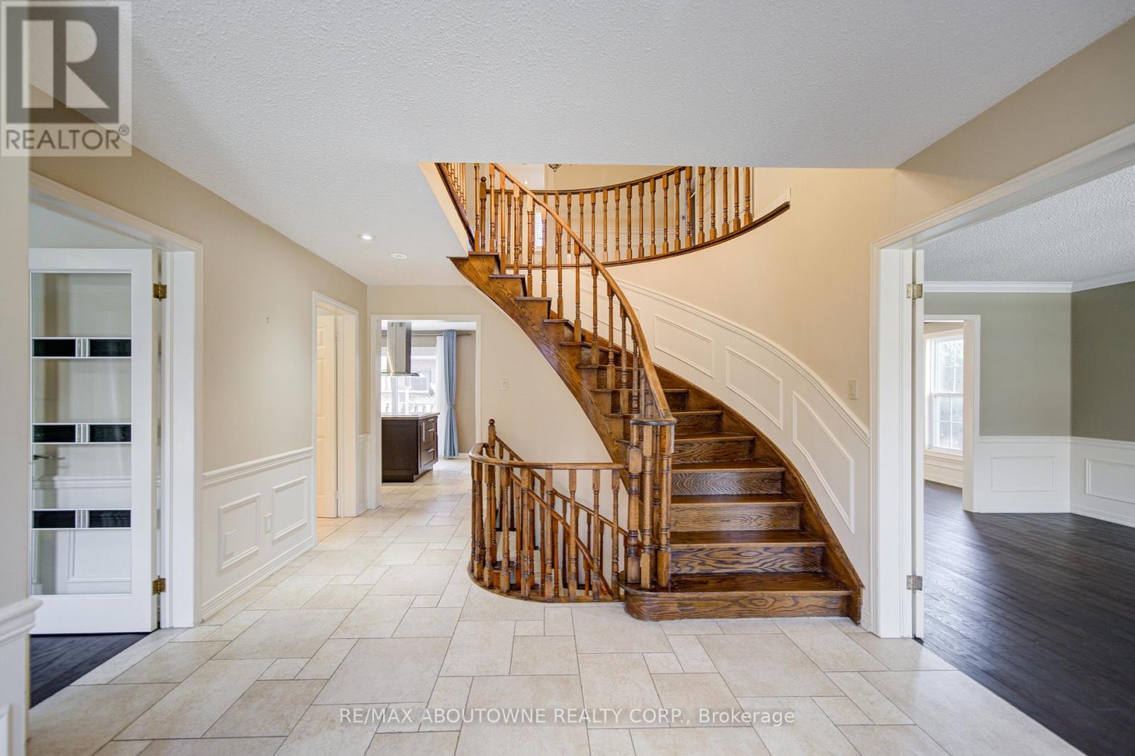 1251 Old Colony Road, Oakville, Ontario  L6M 1K8 - Photo 4 - W12605424