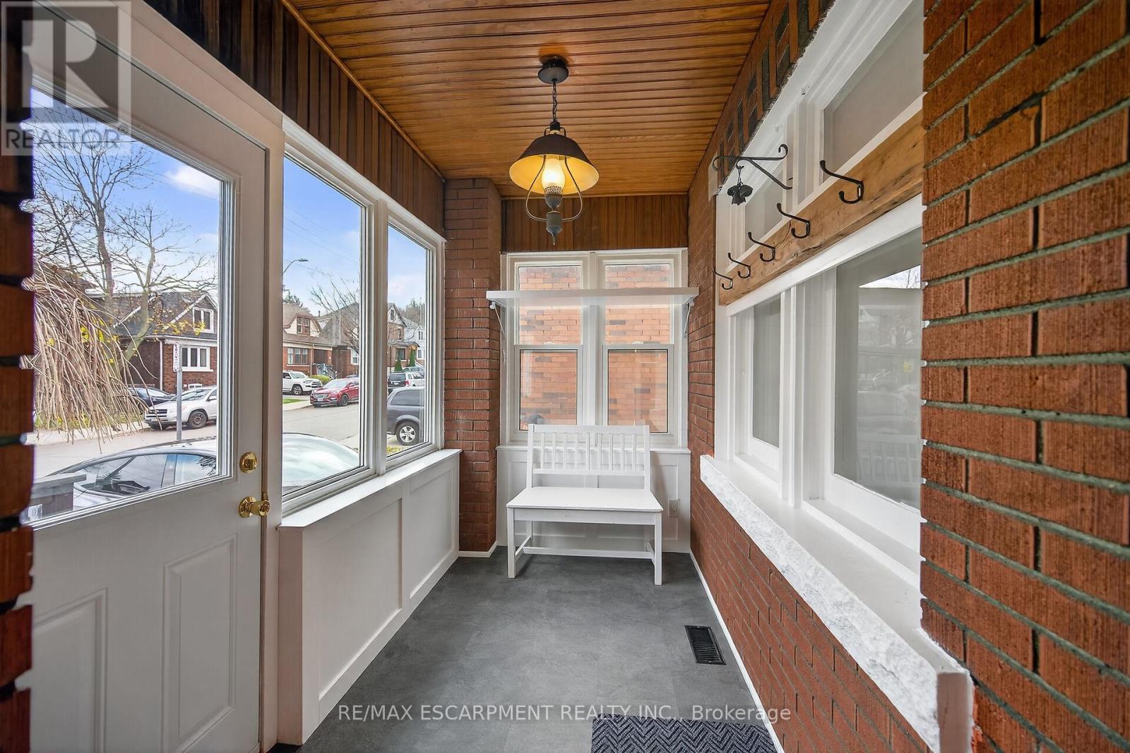 266 Wexford Avenue S, Hamilton, Ontario  L8K 2P3 - Photo 3 - X12605478