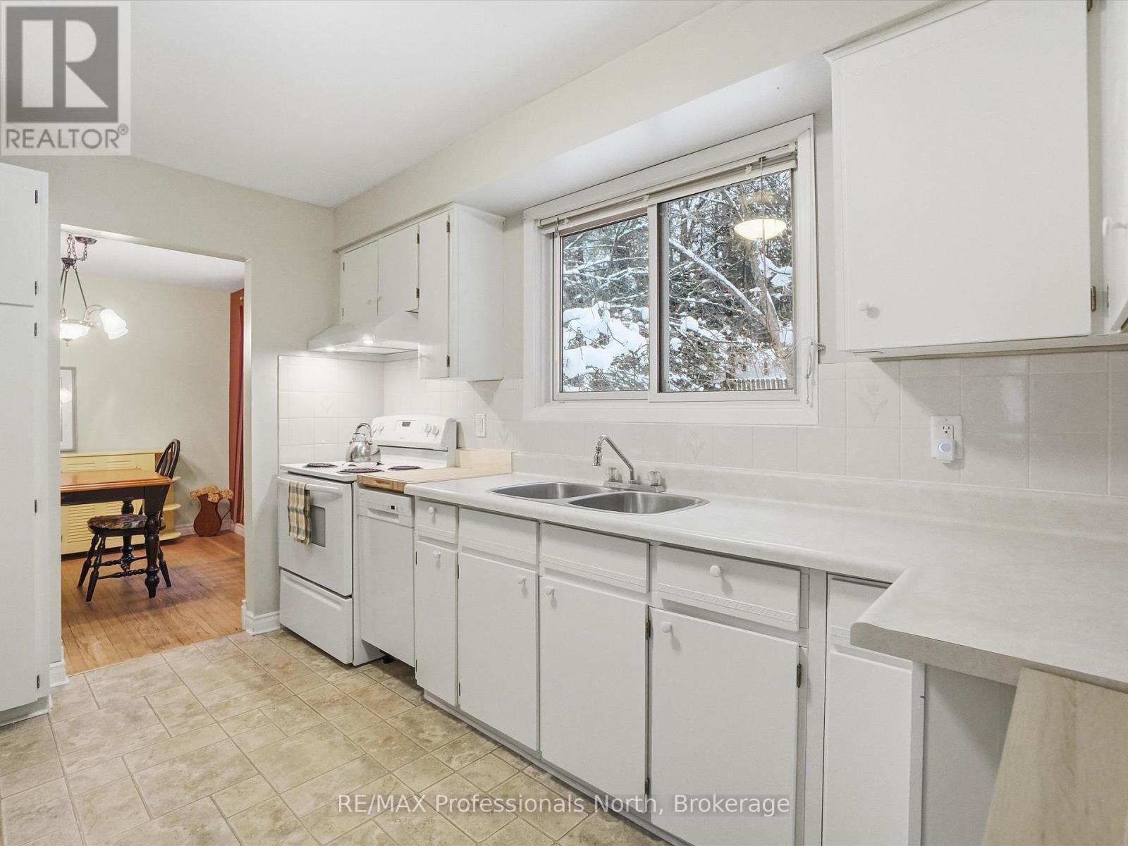 19 Meadow Park Drive, Huntsville, Ontario  P1H 1G2 - Photo 3 - X12605574