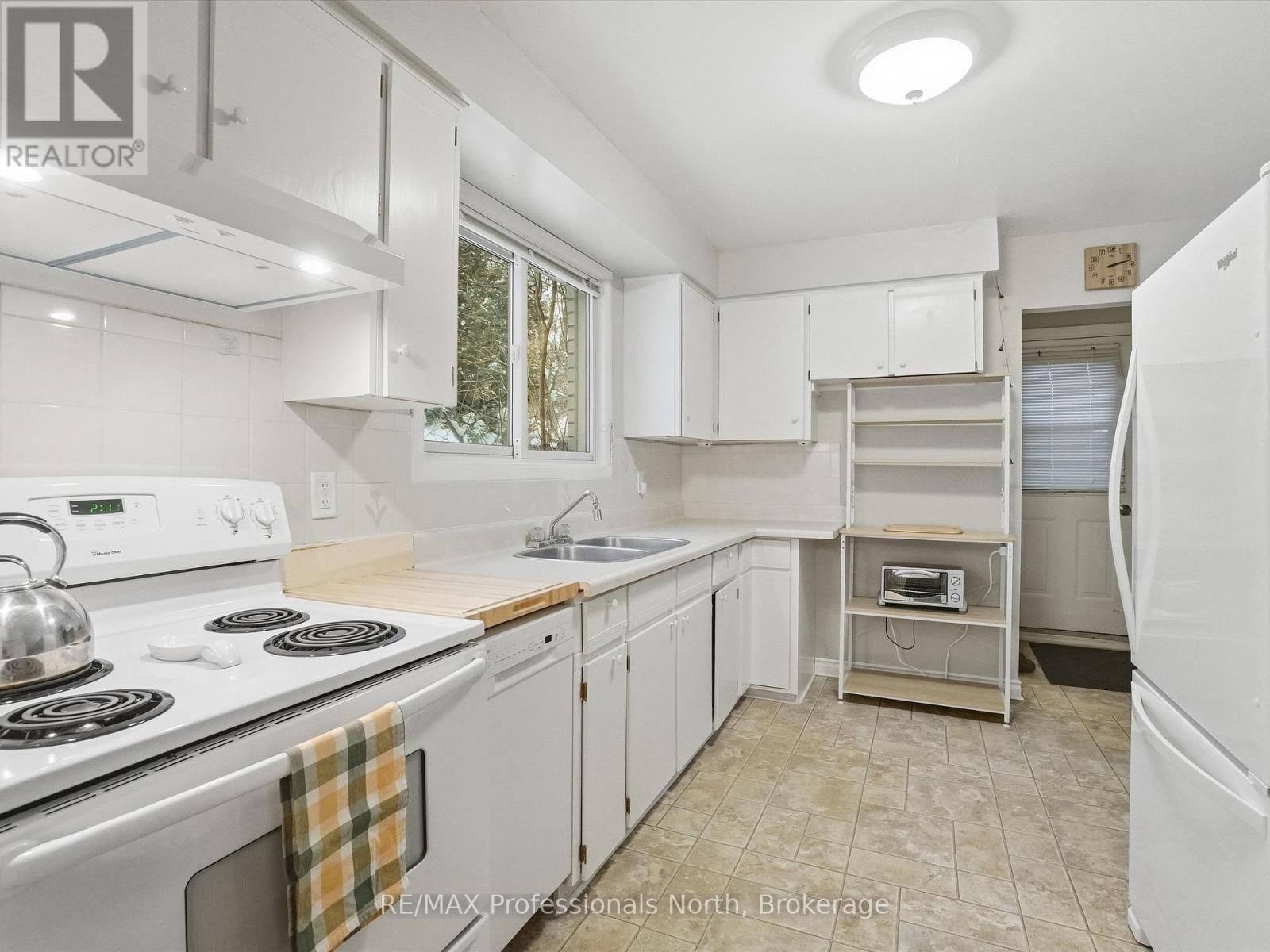 19 Meadow Park Drive, Huntsville, Ontario  P1H 1G2 - Photo 4 - X12605574