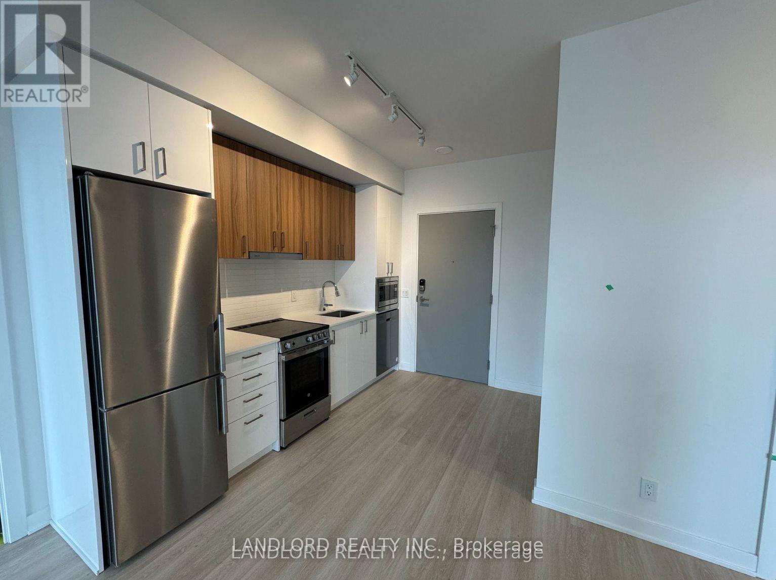 A 702 - 30 Upper Mall Way, Vaughan, Ontario  L4J 0L8 - Photo 2 - N12605522