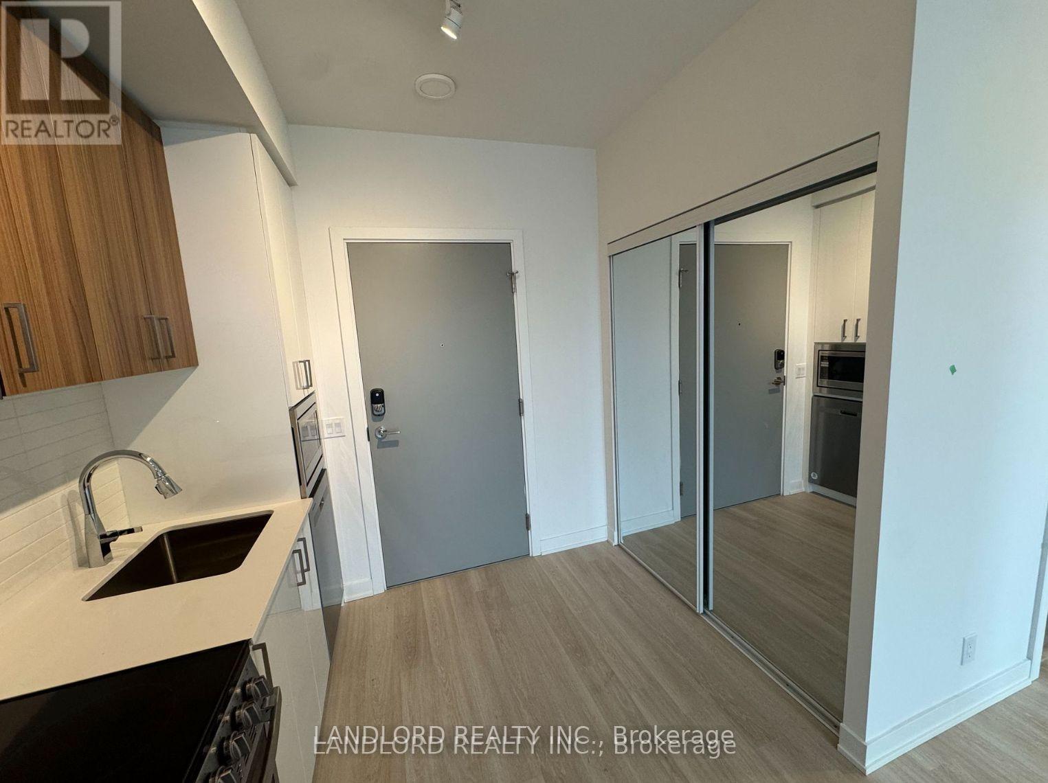 A 702 - 30 Upper Mall Way, Vaughan, Ontario  L4J 0L8 - Photo 3 - N12605522