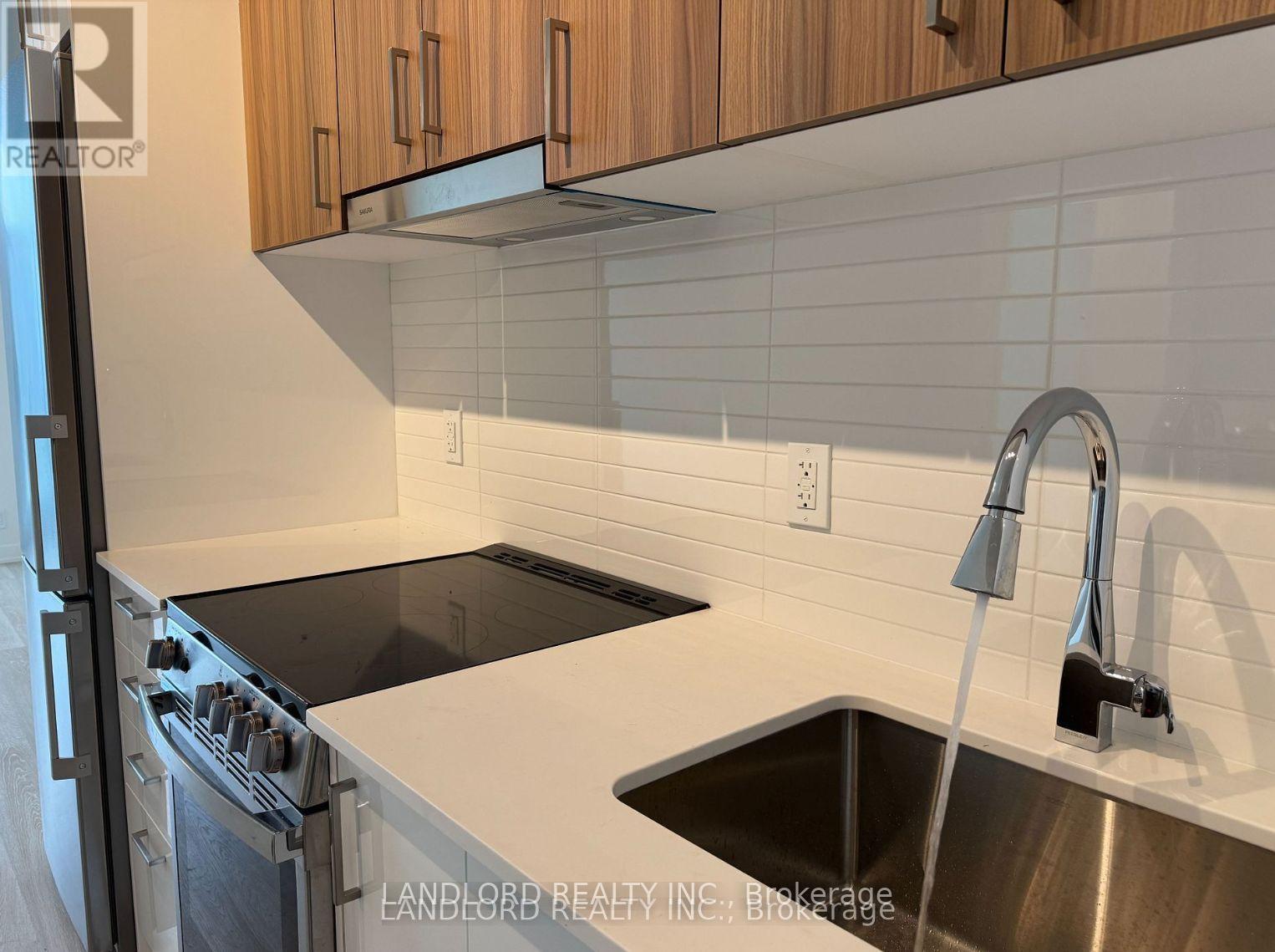 A 702 - 30 Upper Mall Way, Vaughan, Ontario  L4J 0L8 - Photo 4 - N12605522