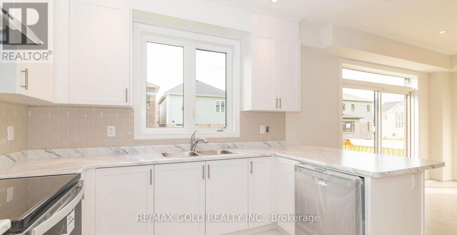 151 Terry Fox Drive, Barrie, Ontario  L9J 0L9 - Photo 10 - S12605526