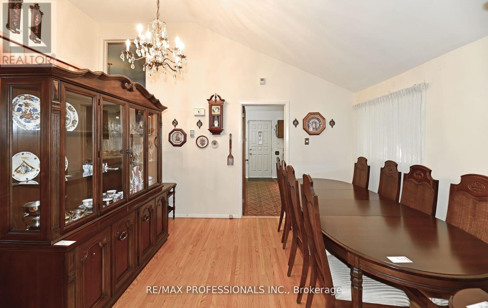 2 Lesterwood Crescent, Toronto, Ontario  M1P 3L4 - Photo 9 - E12555310