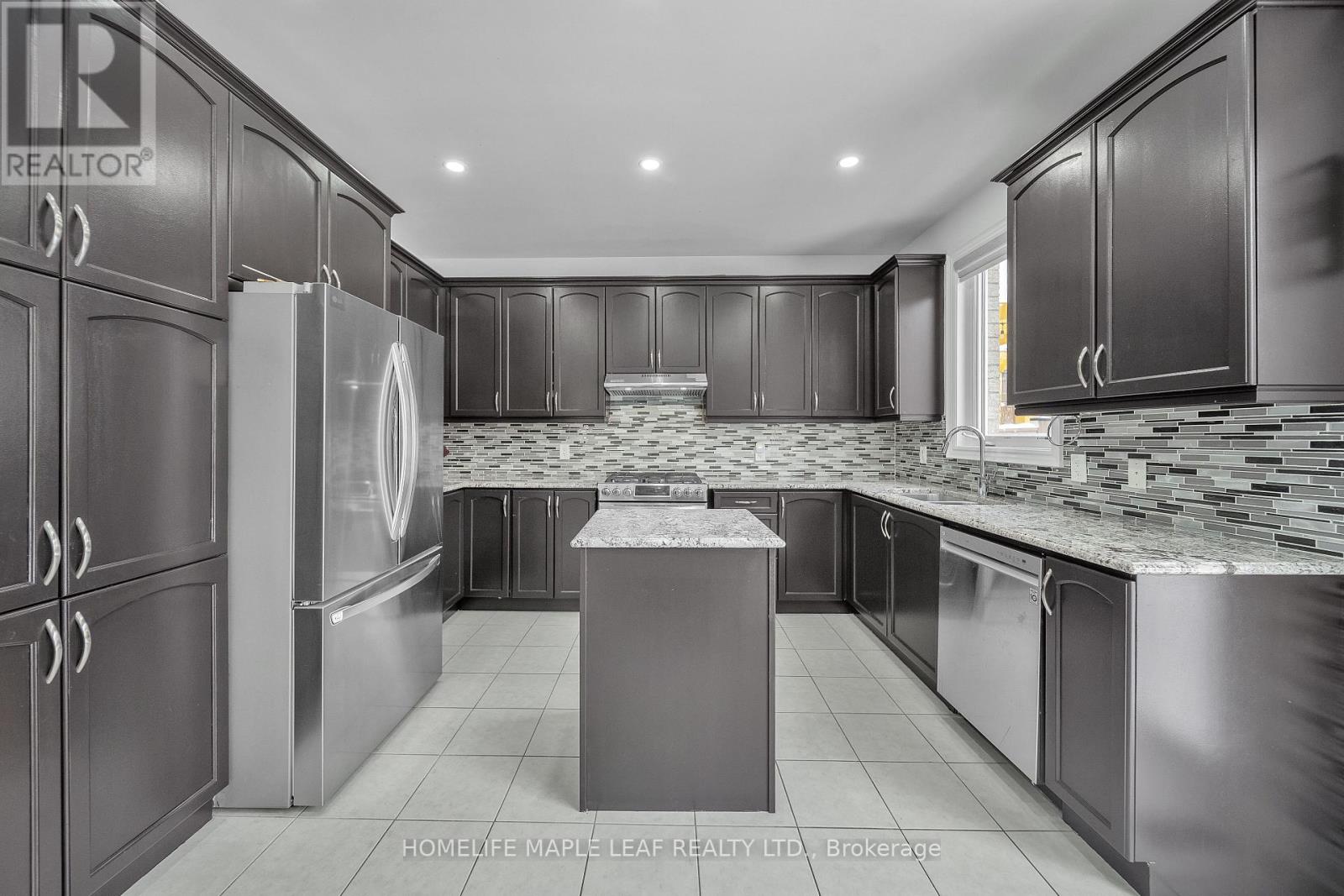 4 Trentonian Street, Brampton, Ontario  L6R 0B3 - Photo 12 - W12605516