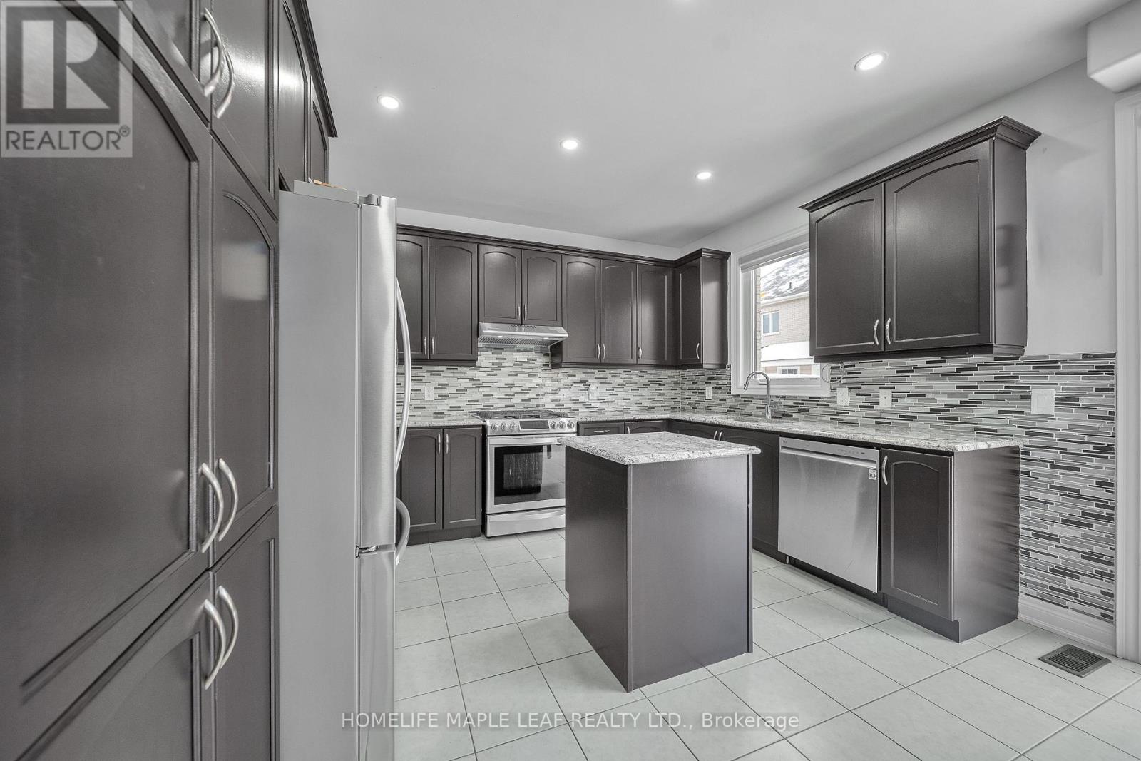 4 Trentonian Street, Brampton, Ontario  L6R 0B3 - Photo 13 - W12605516