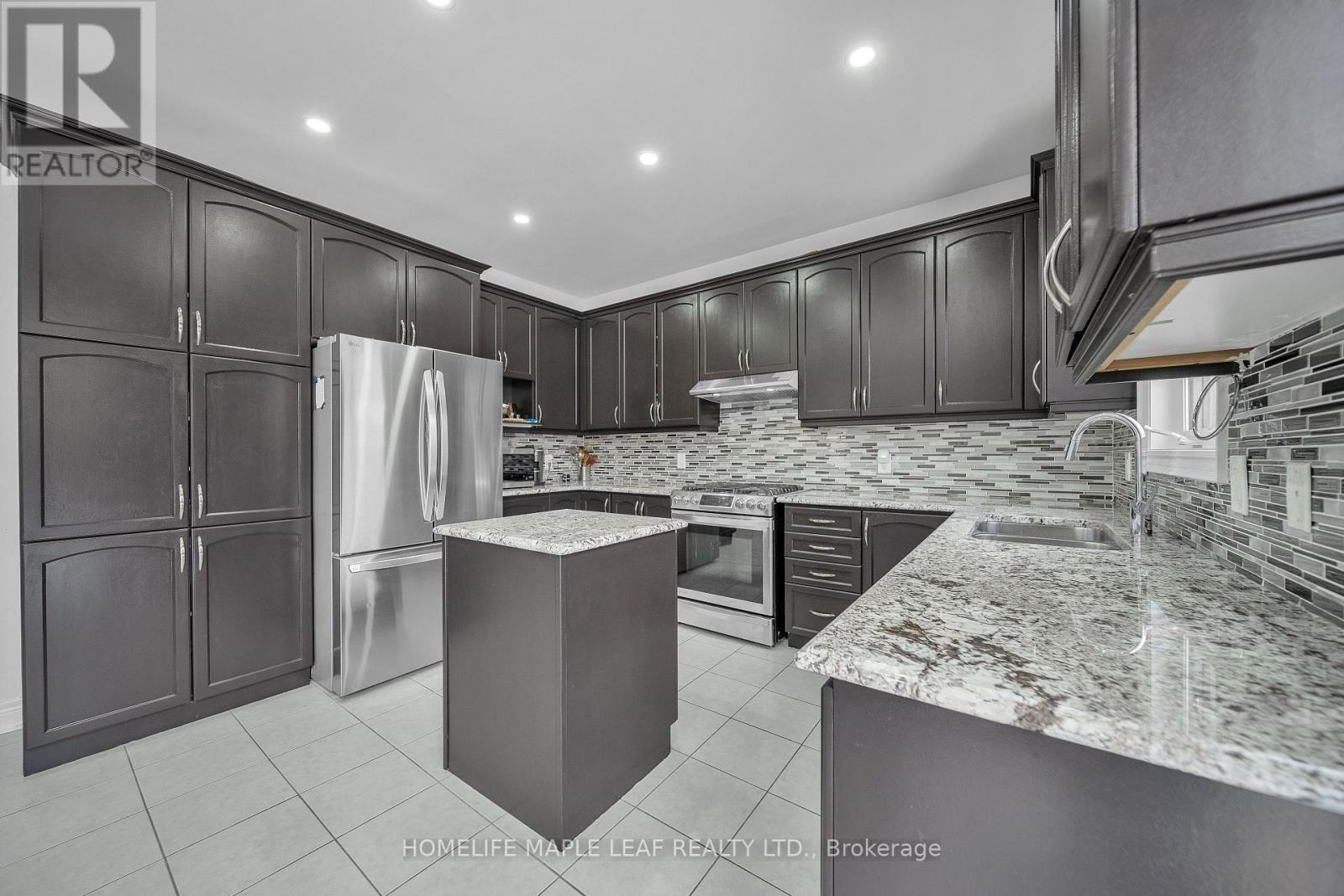 4 Trentonian Street, Brampton, Ontario  L6R 0B3 - Photo 14 - W12605516