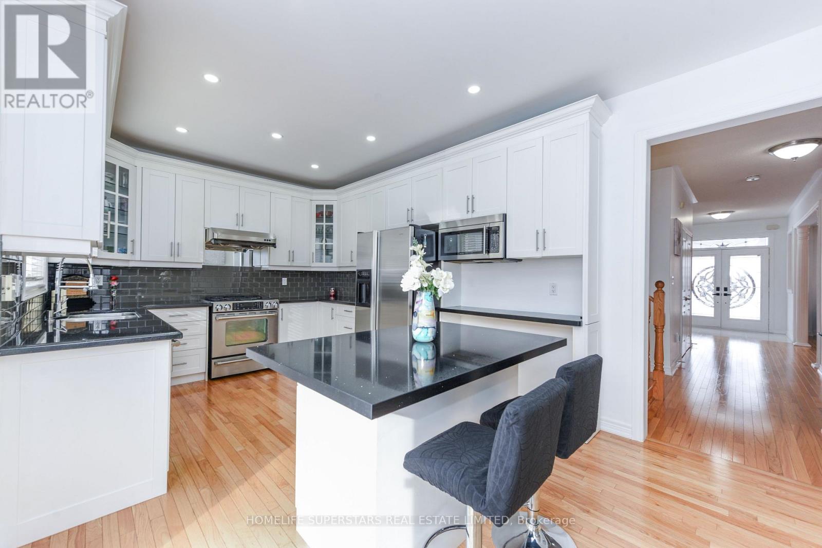 27 Dovehaven Crescent, Brampton, Ontario  L6P 2N8 - Photo 6 - W12605562