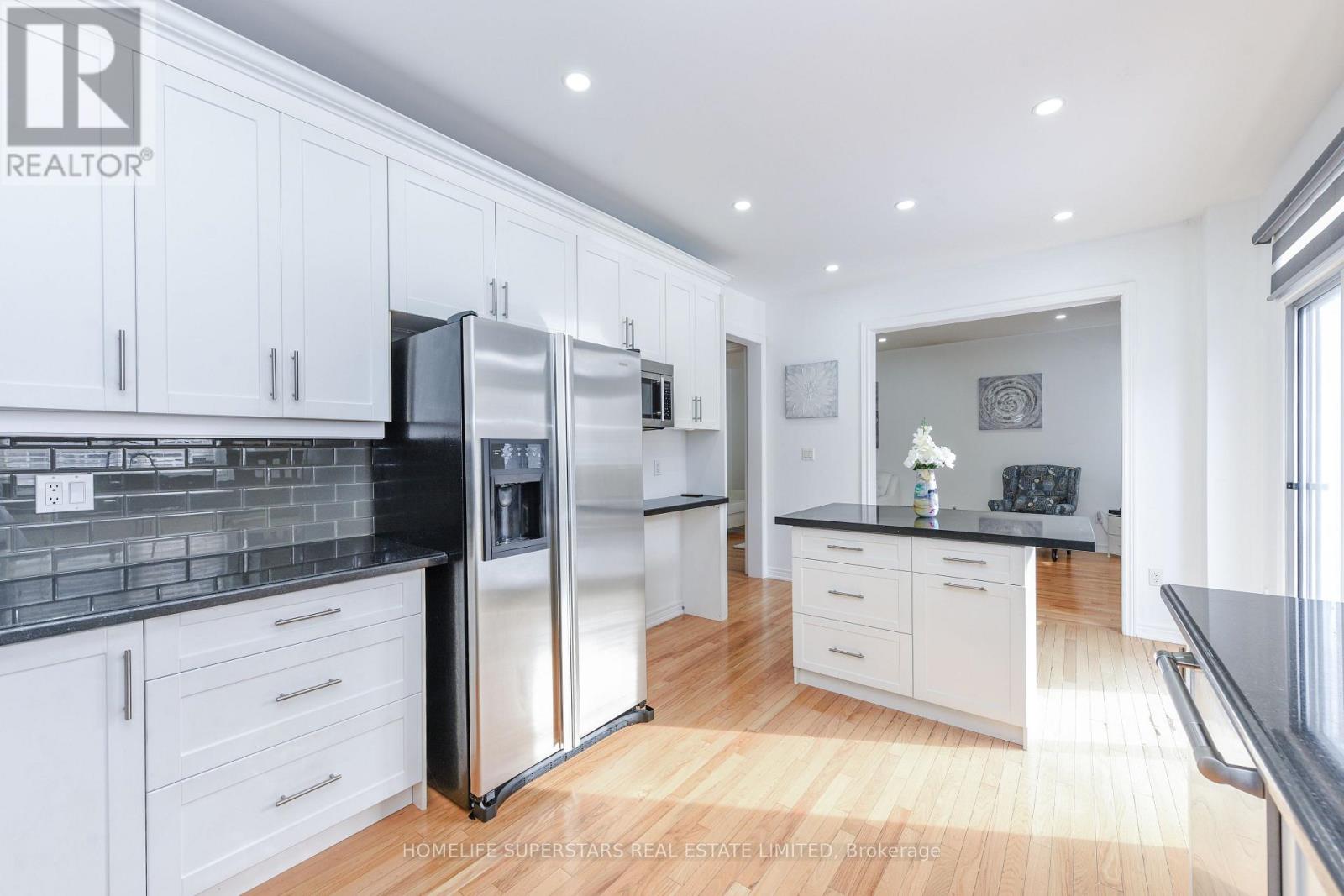 27 Dovehaven Crescent, Brampton, Ontario  L6P 2N8 - Photo 7 - W12605562