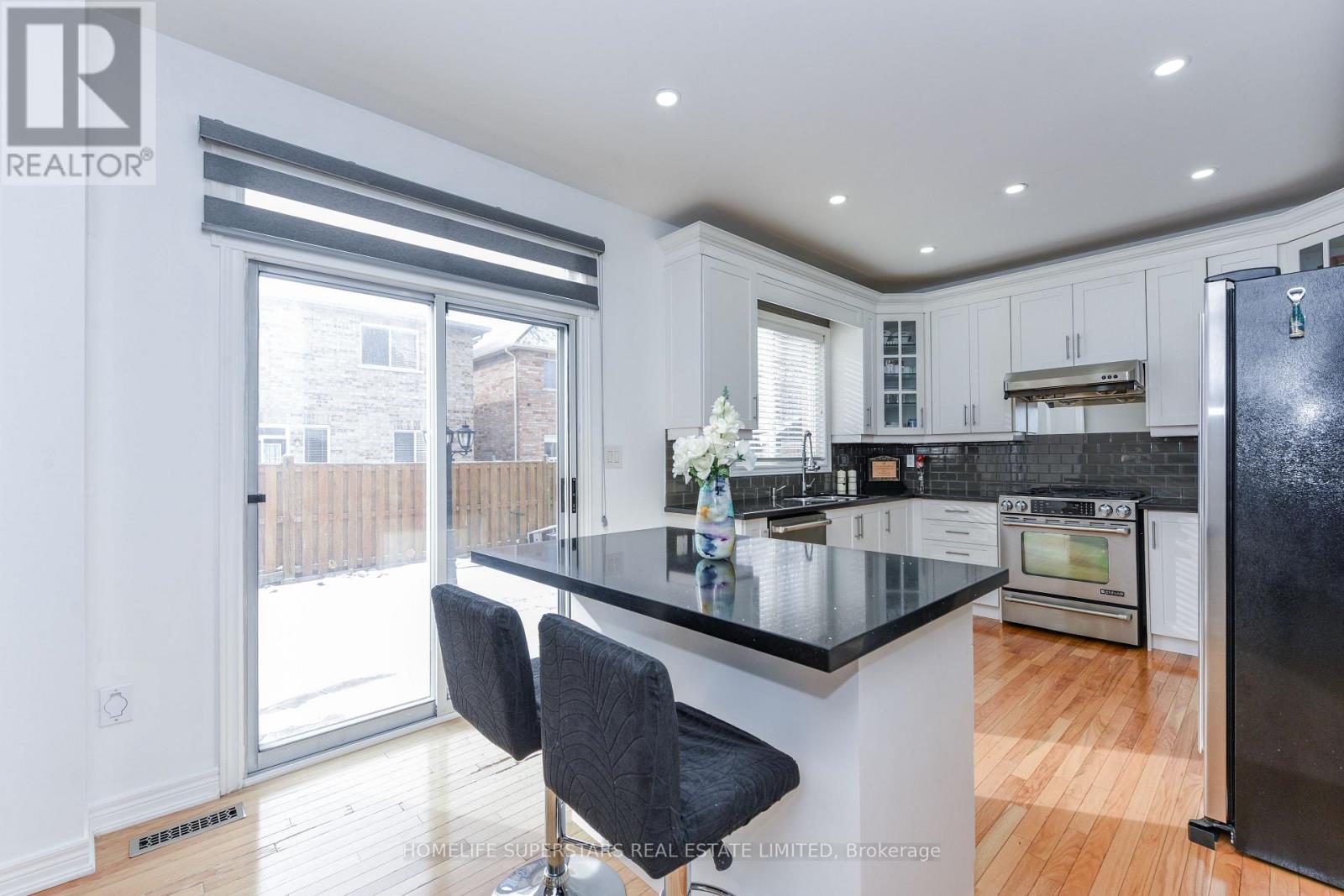 27 Dovehaven Crescent, Brampton, Ontario  L6P 2N8 - Photo 8 - W12605562