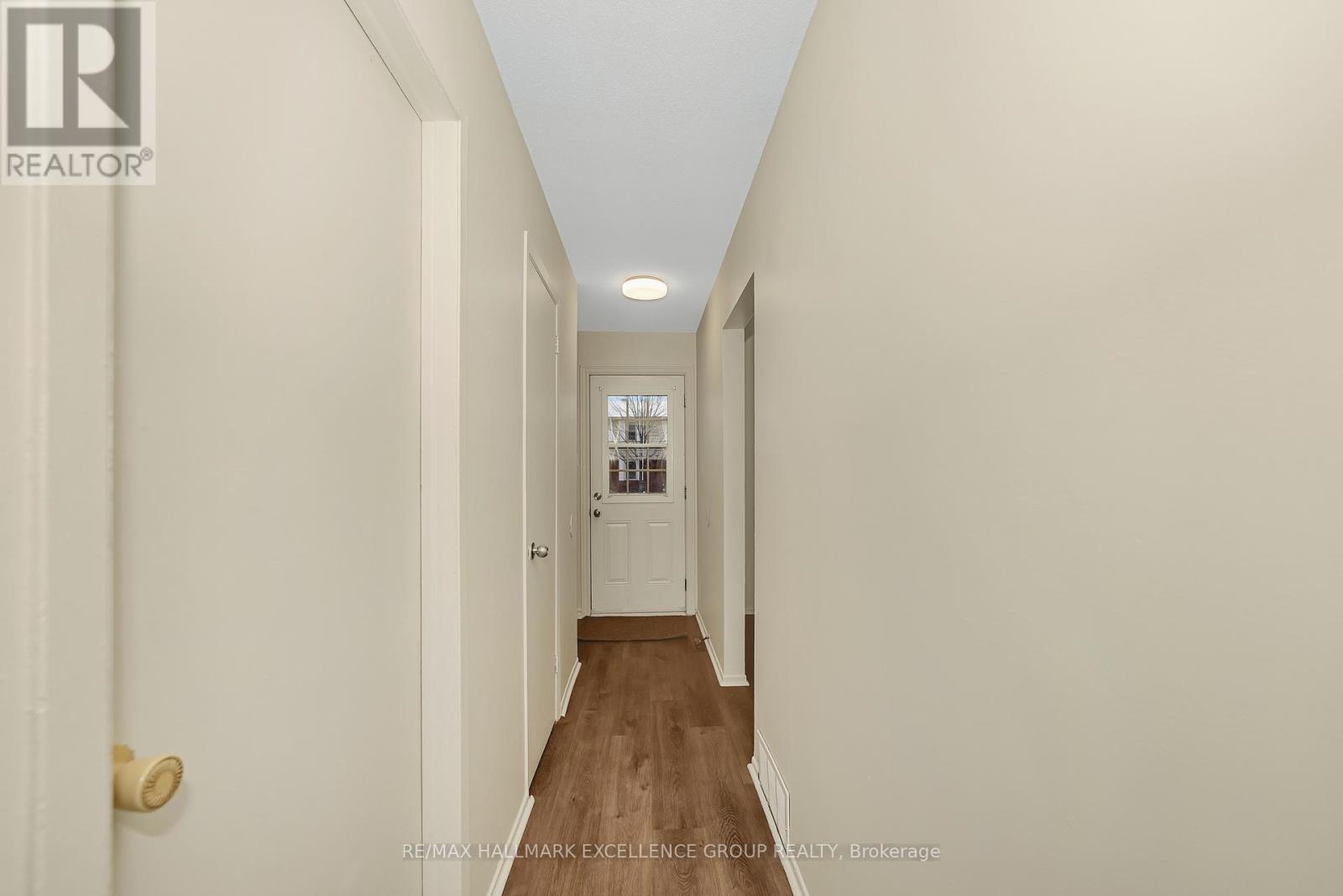 15 - 1968 Fairglen Mews, Ottawa, Ontario  K1B 5A5 - Photo 4 - X12605730