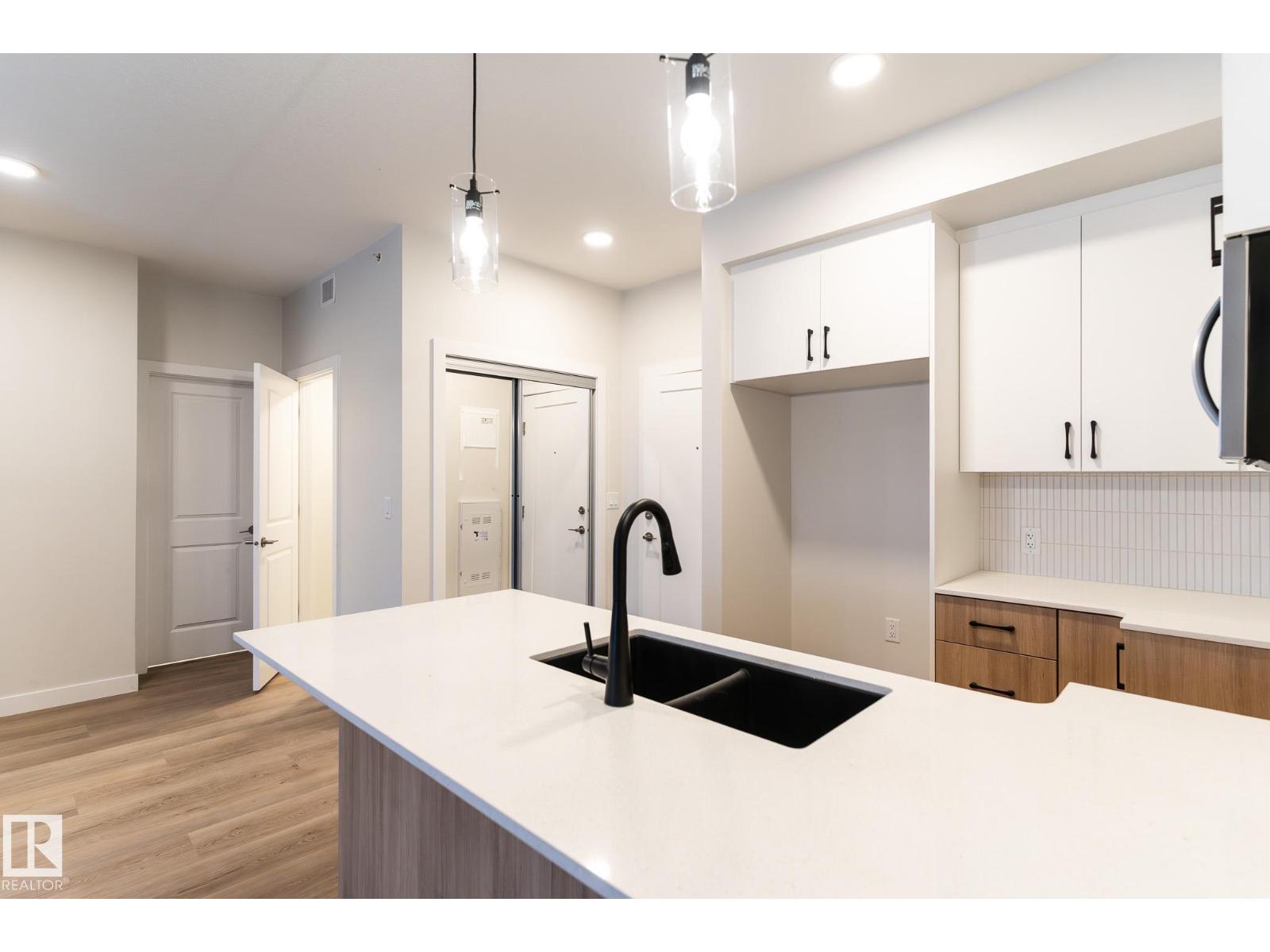 #210 2225 44 AV NW, Edmonton, Alberta