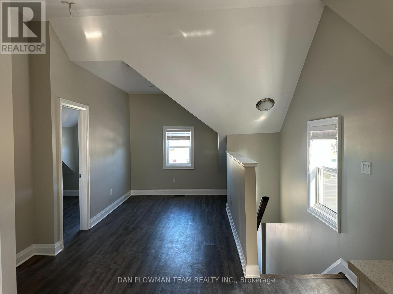 Upper - 460 Park Road S, Oshawa, Ontario  L1J 4J2 - Photo 2 - E12605716