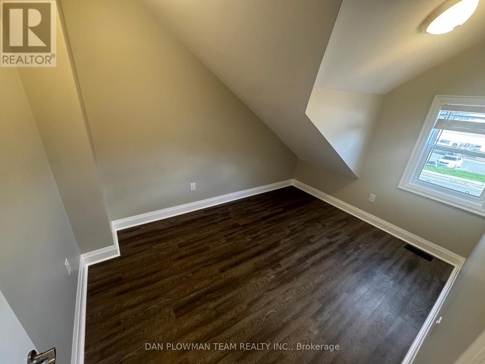 Upper - 460 Park Road S, Oshawa, Ontario  L1J 4J2 - Photo 4 - E12605716