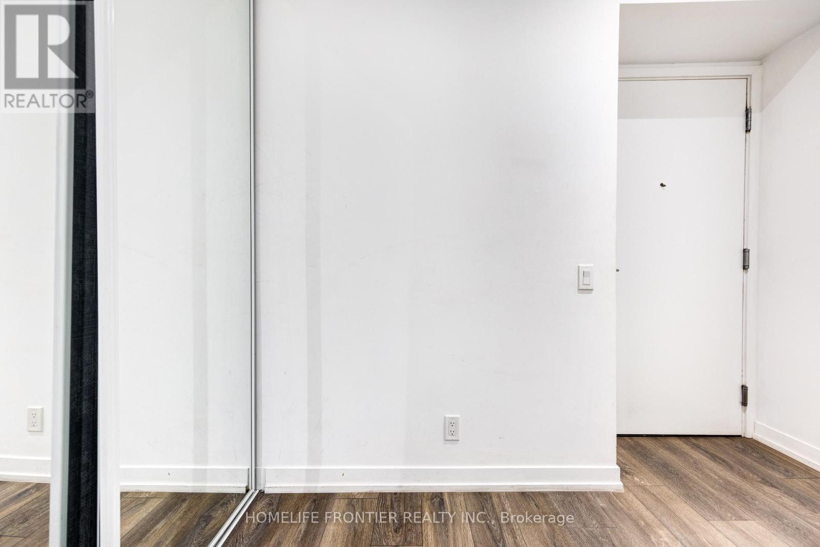 303 - 950 Portage Parkway, Vaughan, Ontario  L4K 0J7 - Photo 4 - N12605594