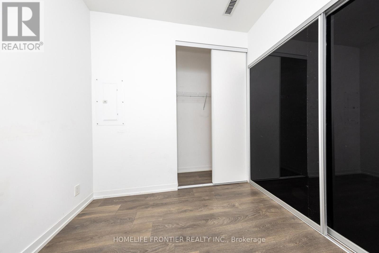 303 - 950 Portage Parkway, Vaughan, Ontario  L4K 0J7 - Photo 9 - N12605594