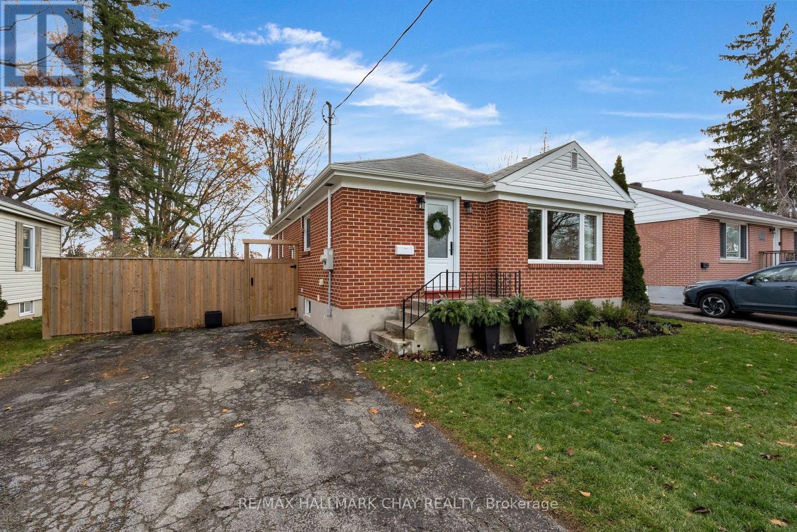 97 Napier Street, Barrie, Ontario  L4M 1W6 - Photo 2 - S12605616