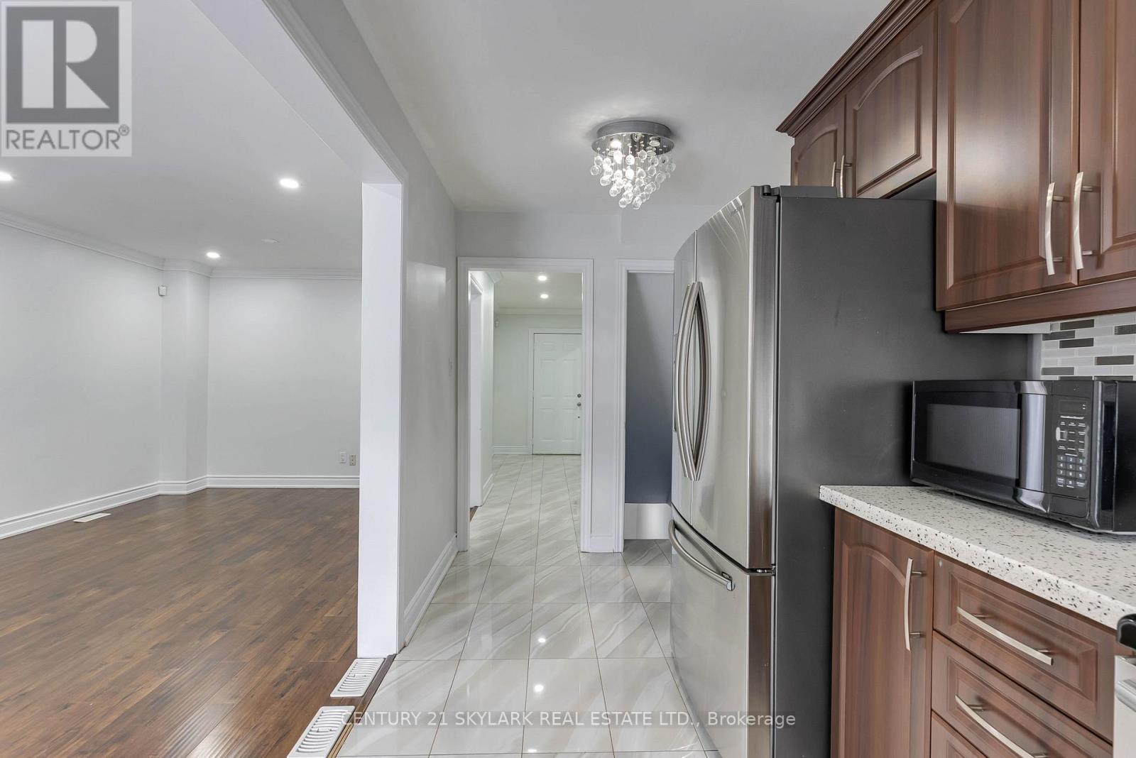 235 Fleetwood Crescent, Brampton, Ontario  L6T 2E7 - Photo 11 - W12605656