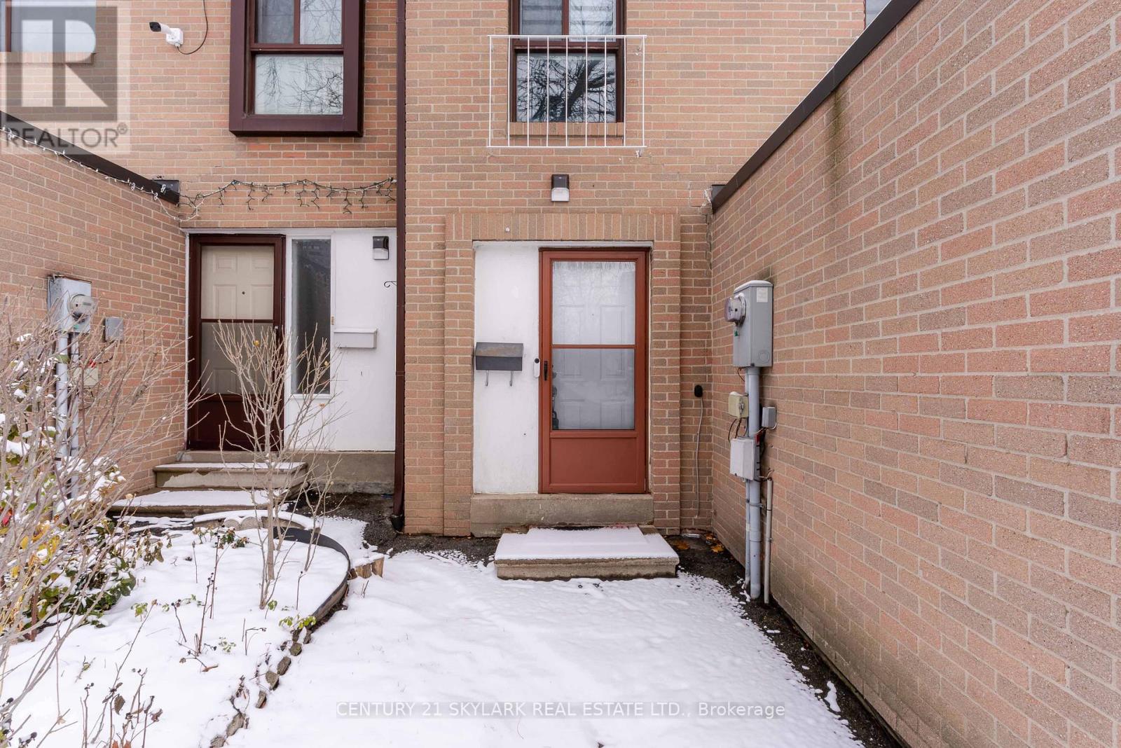 235 Fleetwood Crescent, Brampton, Ontario  L6T 2E7 - Photo 4 - W12605656