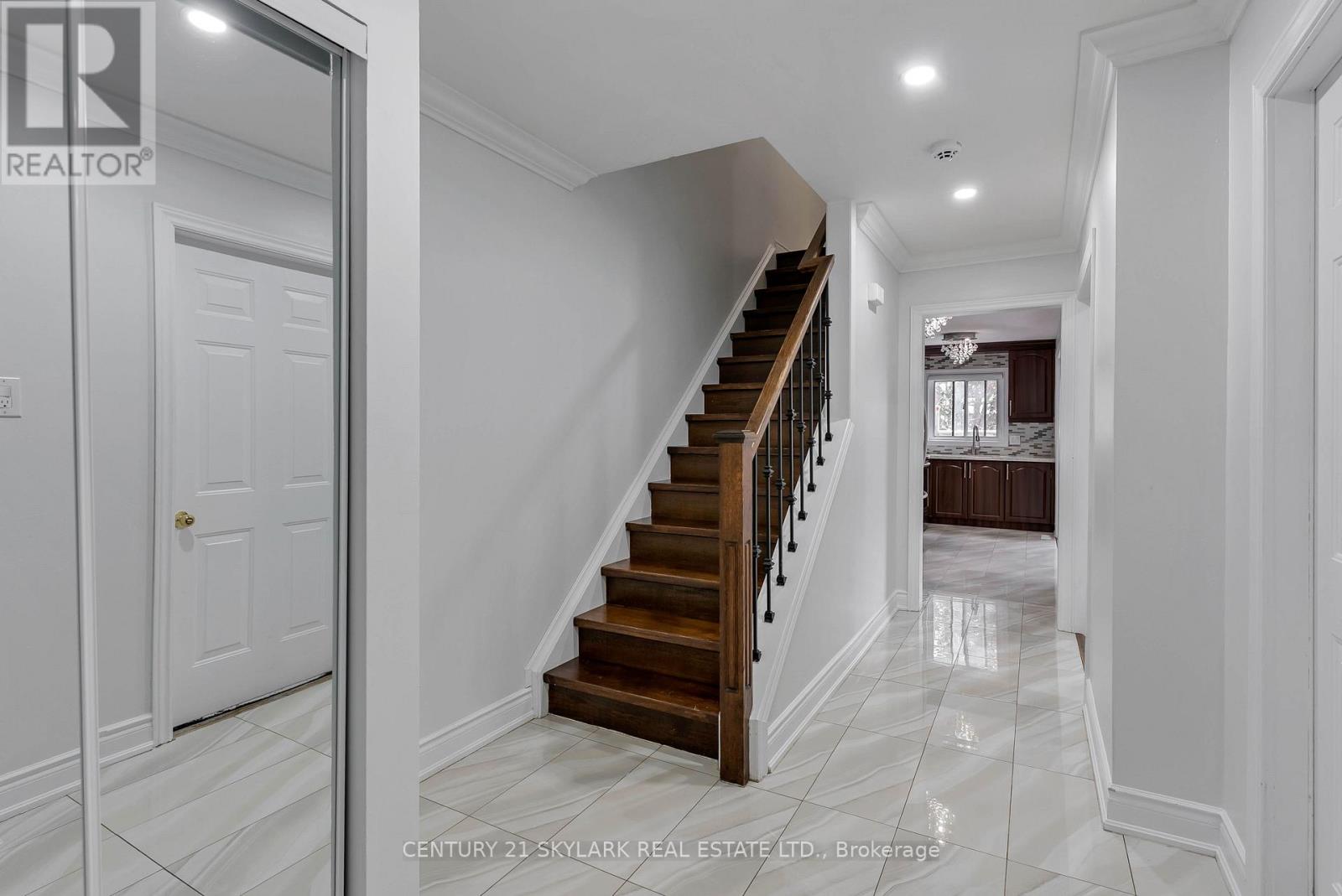 235 Fleetwood Crescent, Brampton, Ontario  L6T 2E7 - Photo 6 - W12605656