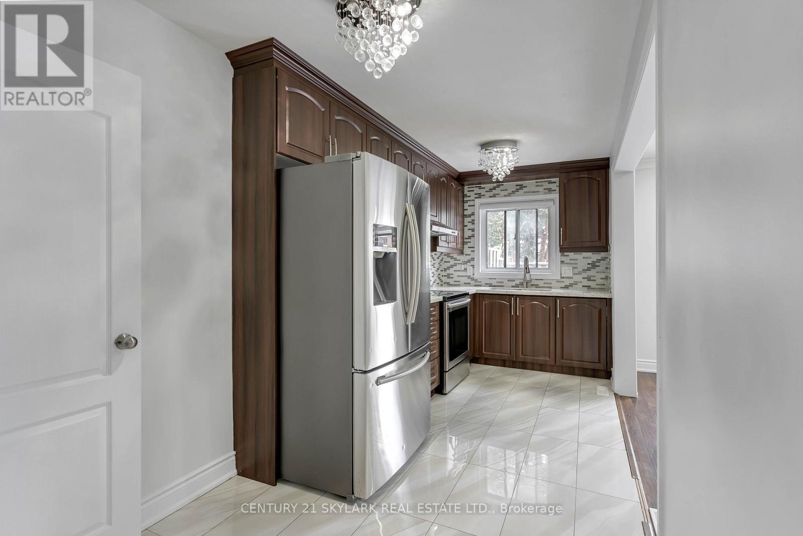 235 Fleetwood Crescent, Brampton, Ontario  L6T 2E7 - Photo 8 - W12605656